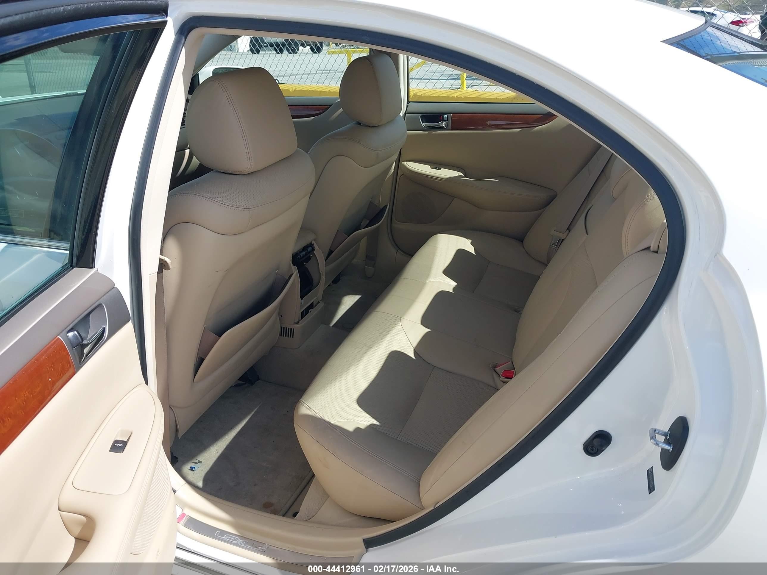 2005 Lexus Es 330   White vin: JTHBA30G855067488