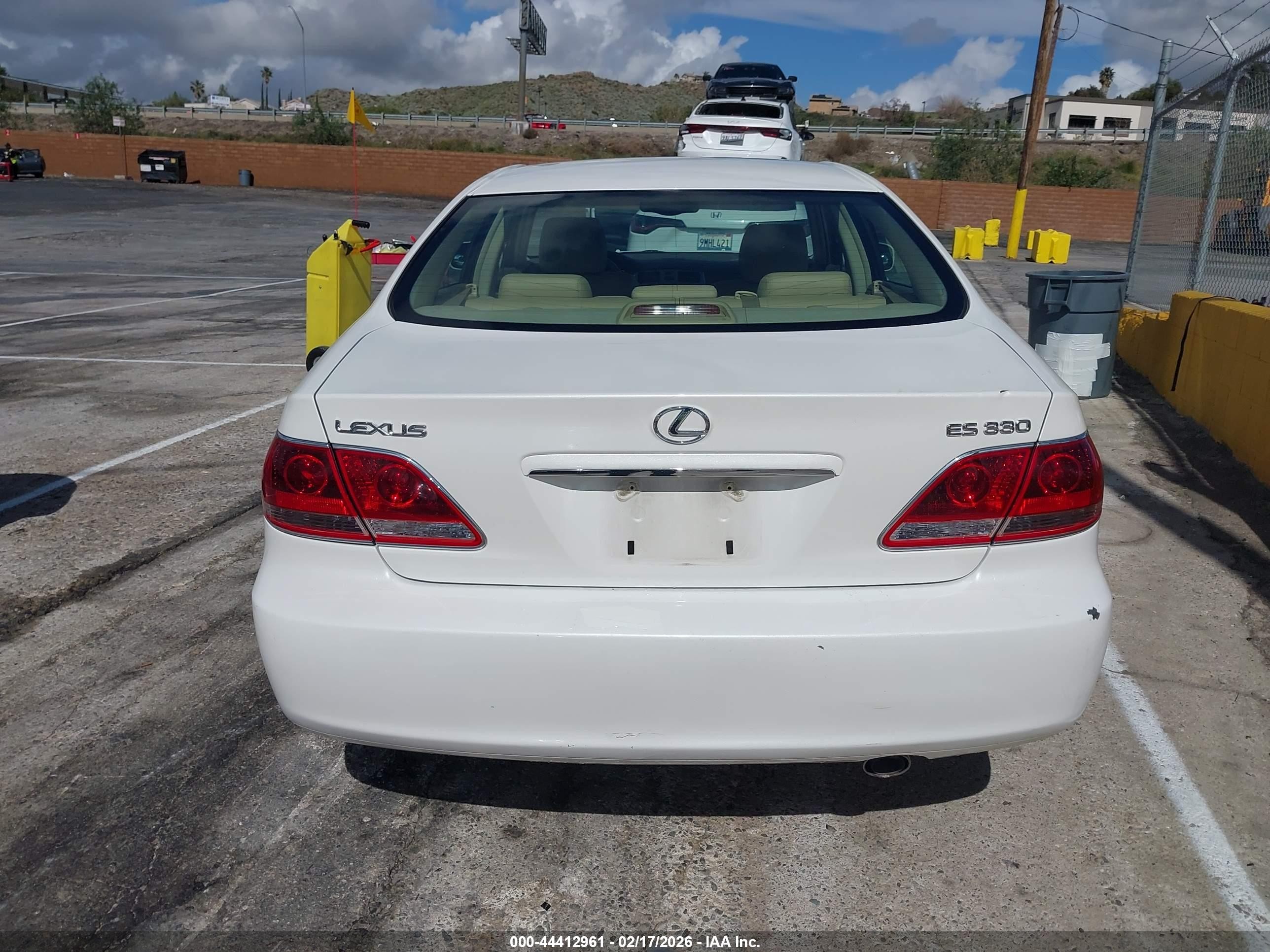 2005 Lexus Es 330   White vin: JTHBA30G855067488