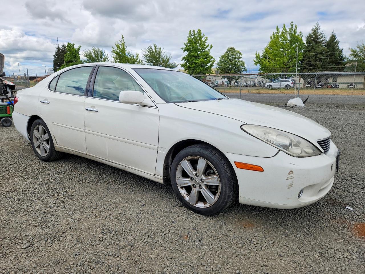 2005 Lexus Es 330 Base White vin: JTHBA30G855067622