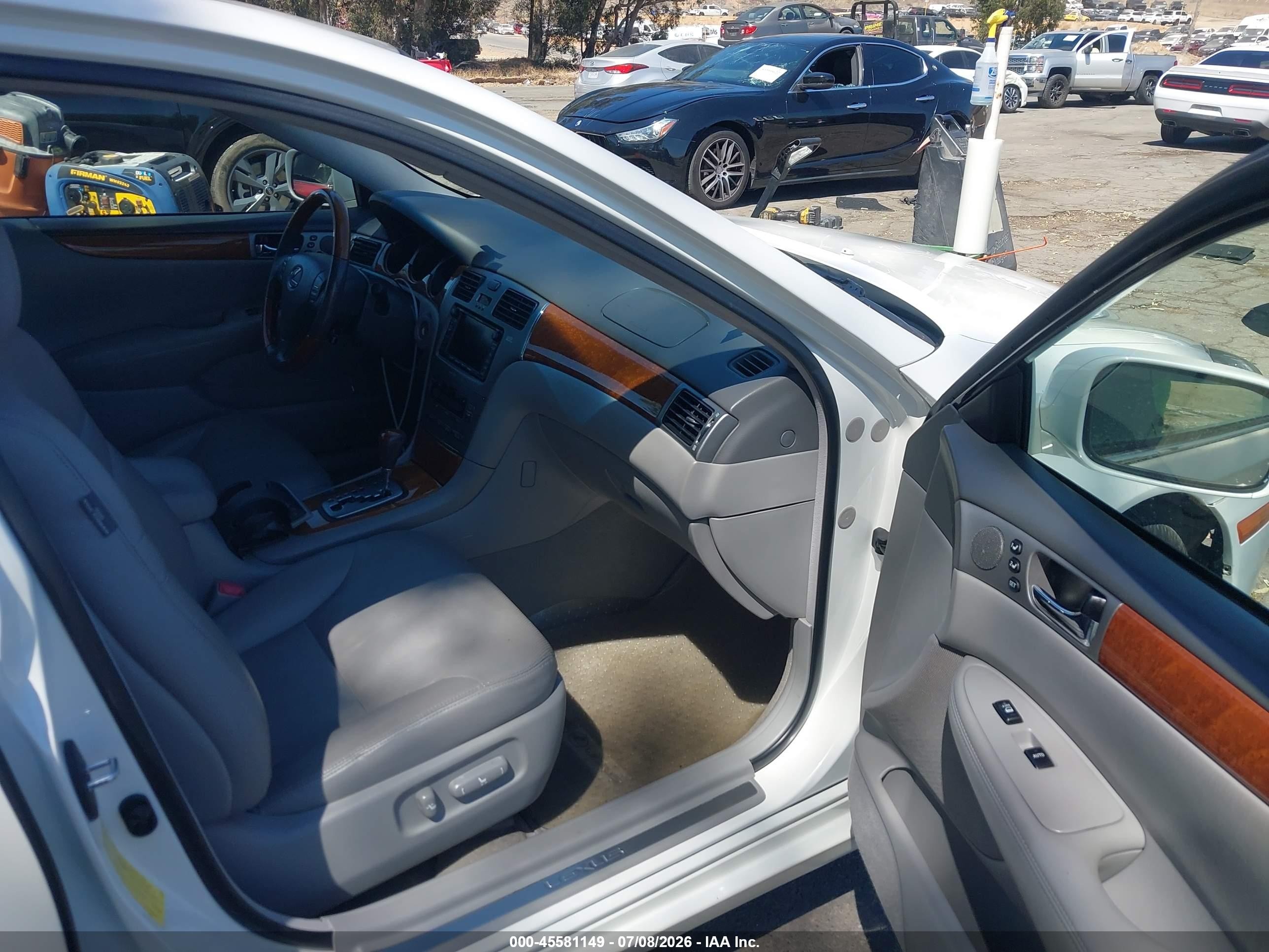 2005 Lexus Es 330   White vin: JTHBA30G955121073