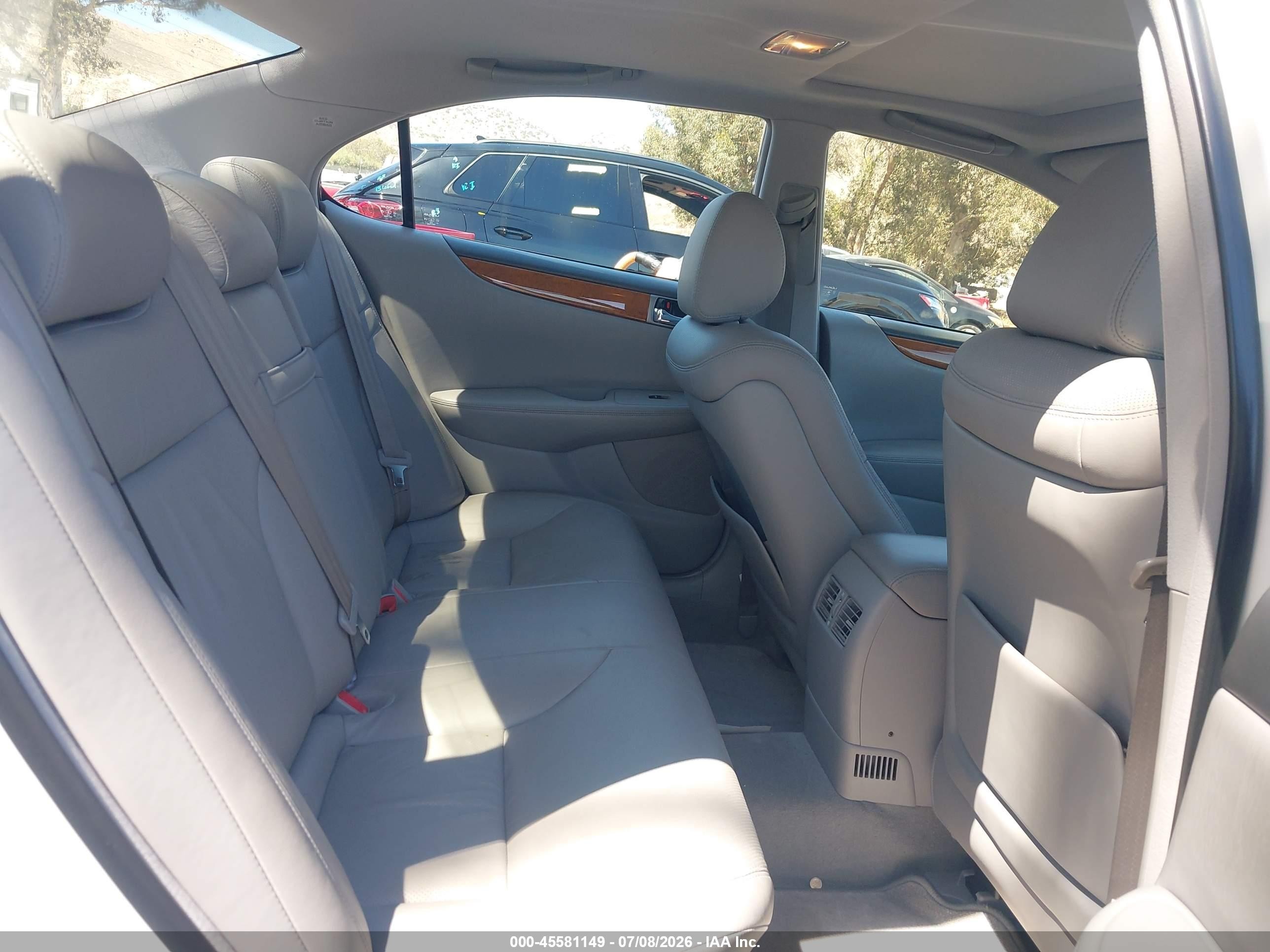 2005 Lexus Es 330   White vin: JTHBA30G955121073