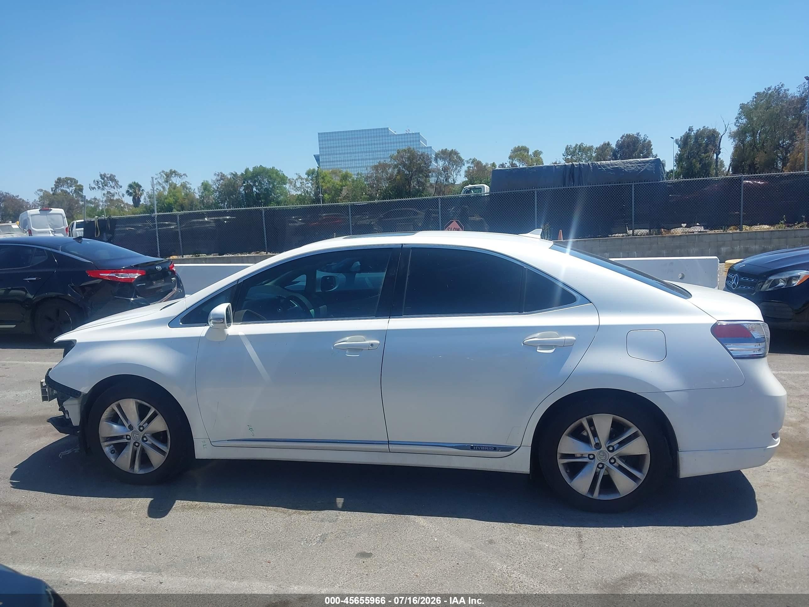 2010 Lexus Hs 250h   White vin: JTHBB1BAXA2016144