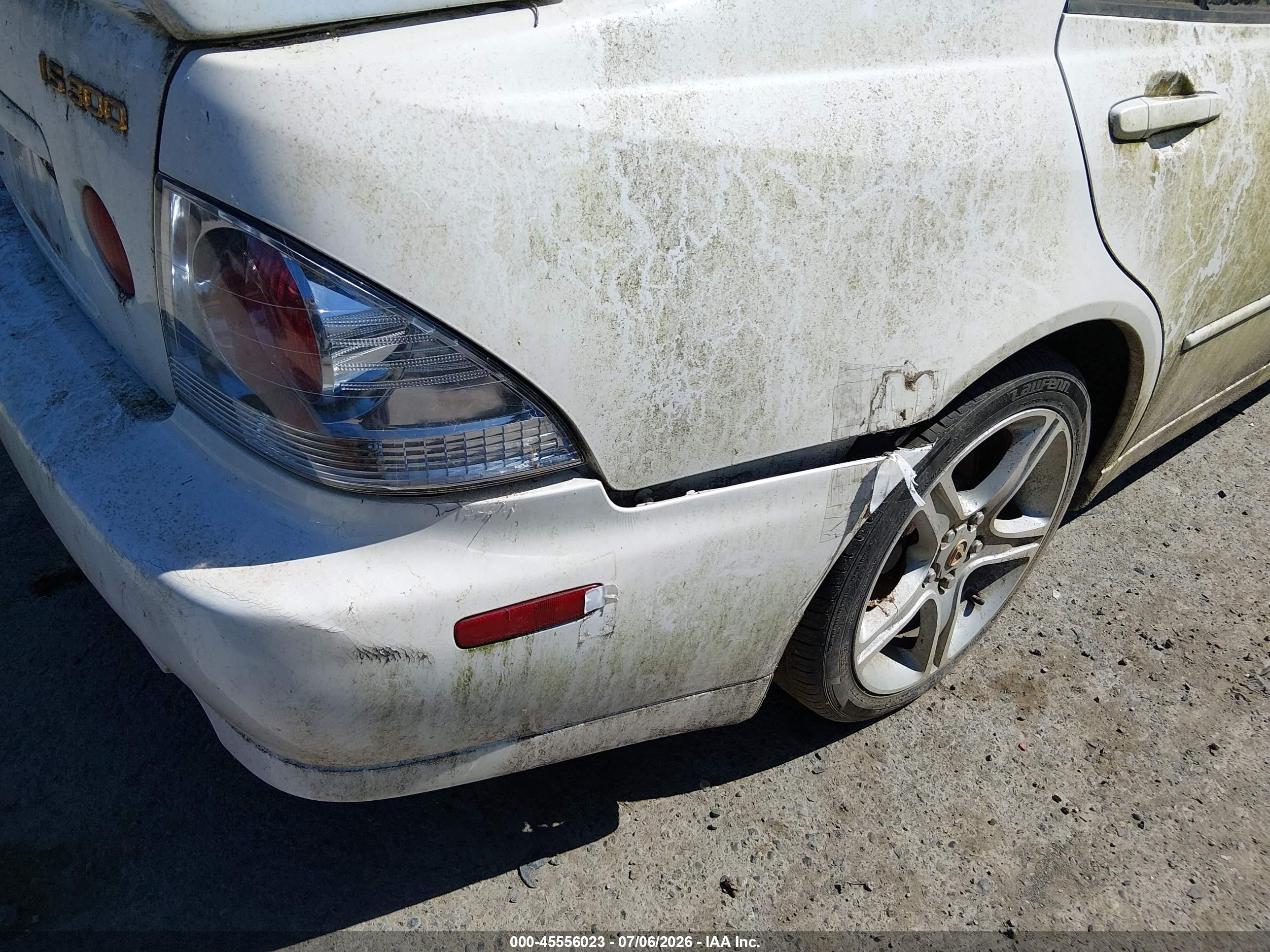 2001 Lexus Is 300   White vin: JTHBD182010029717