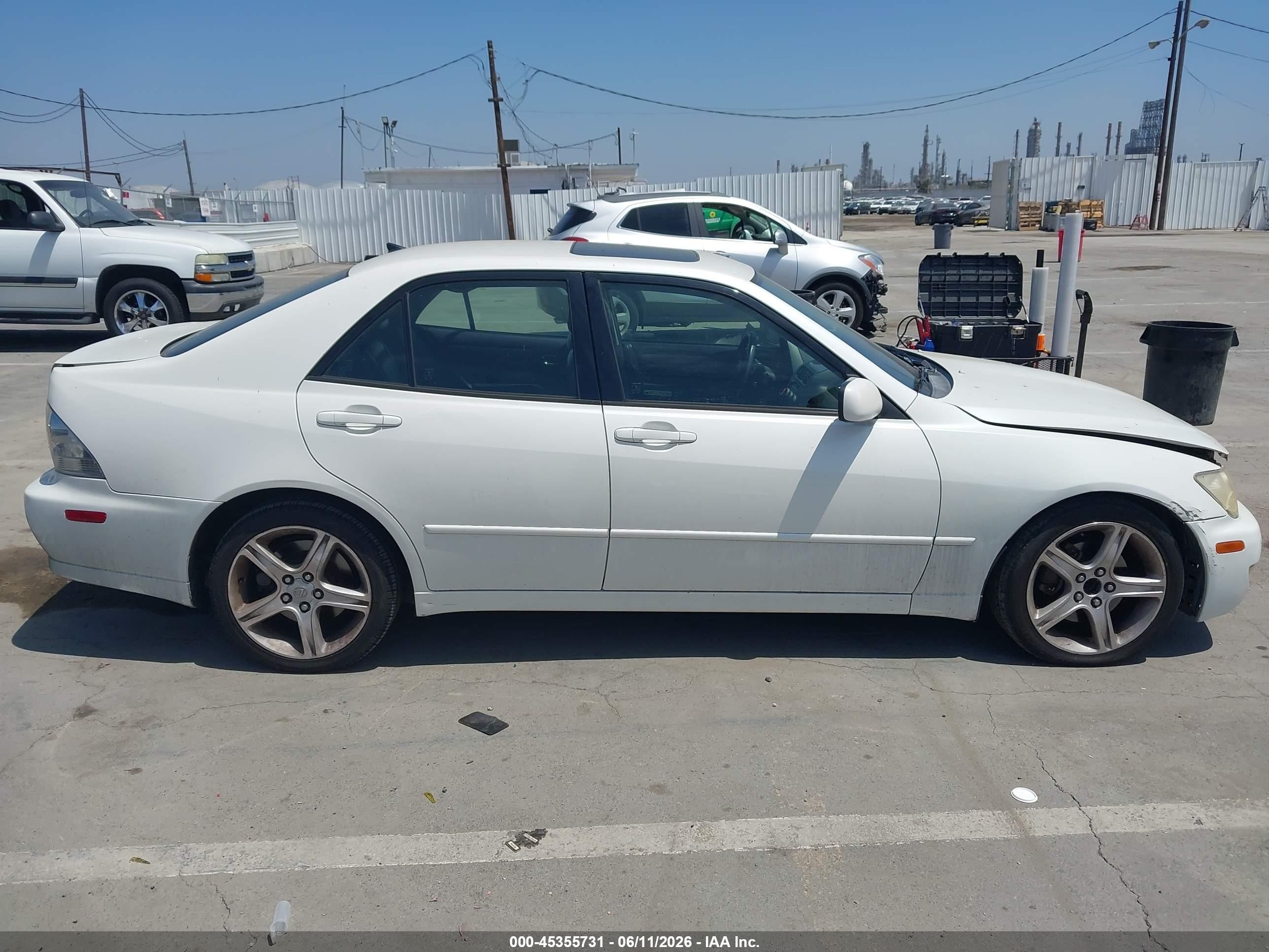 2001 Lexus Is 300   White vin: JTHBD182910029537