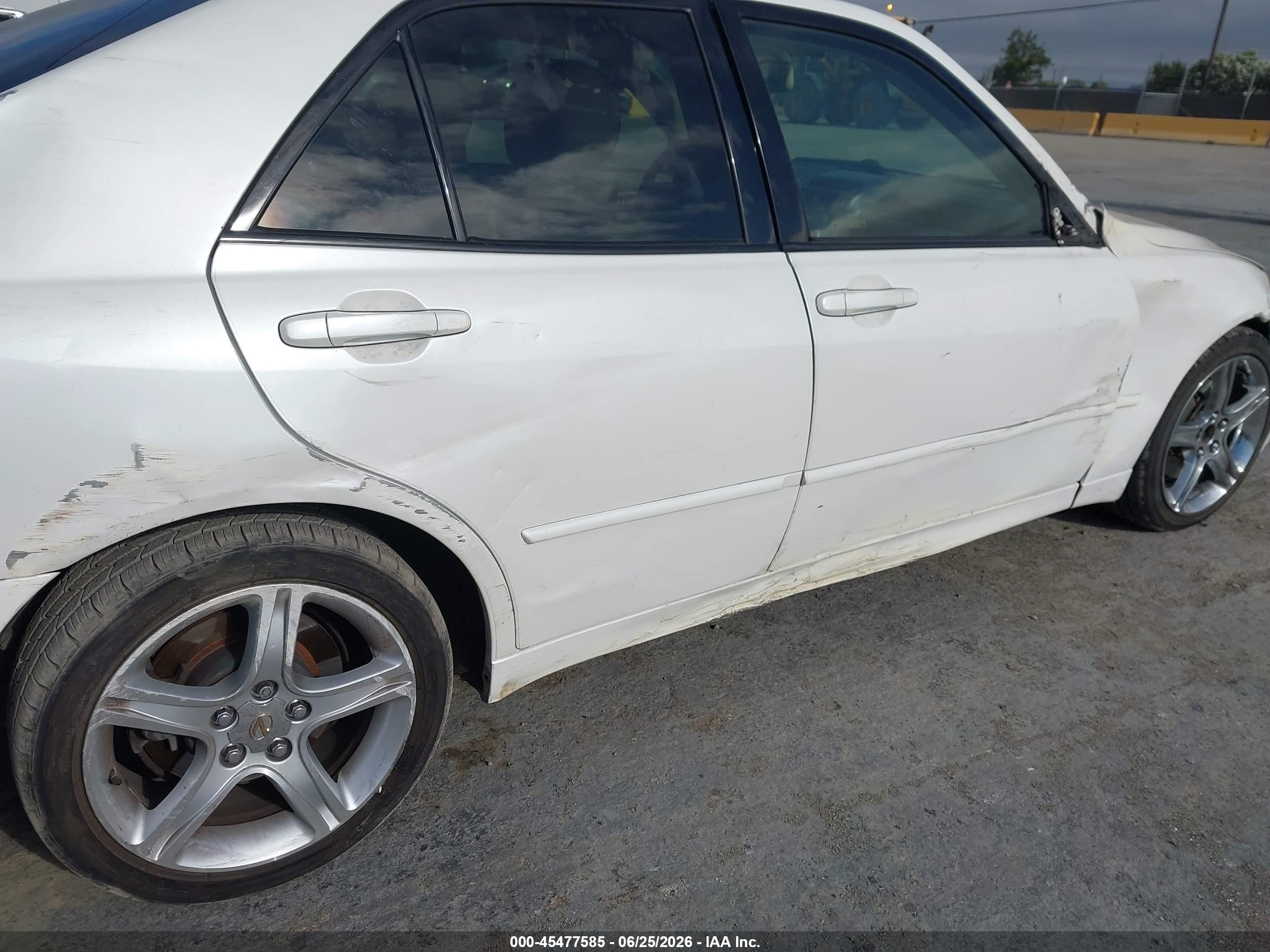 2004 Lexus Is 300   White vin: JTHBD192840085875