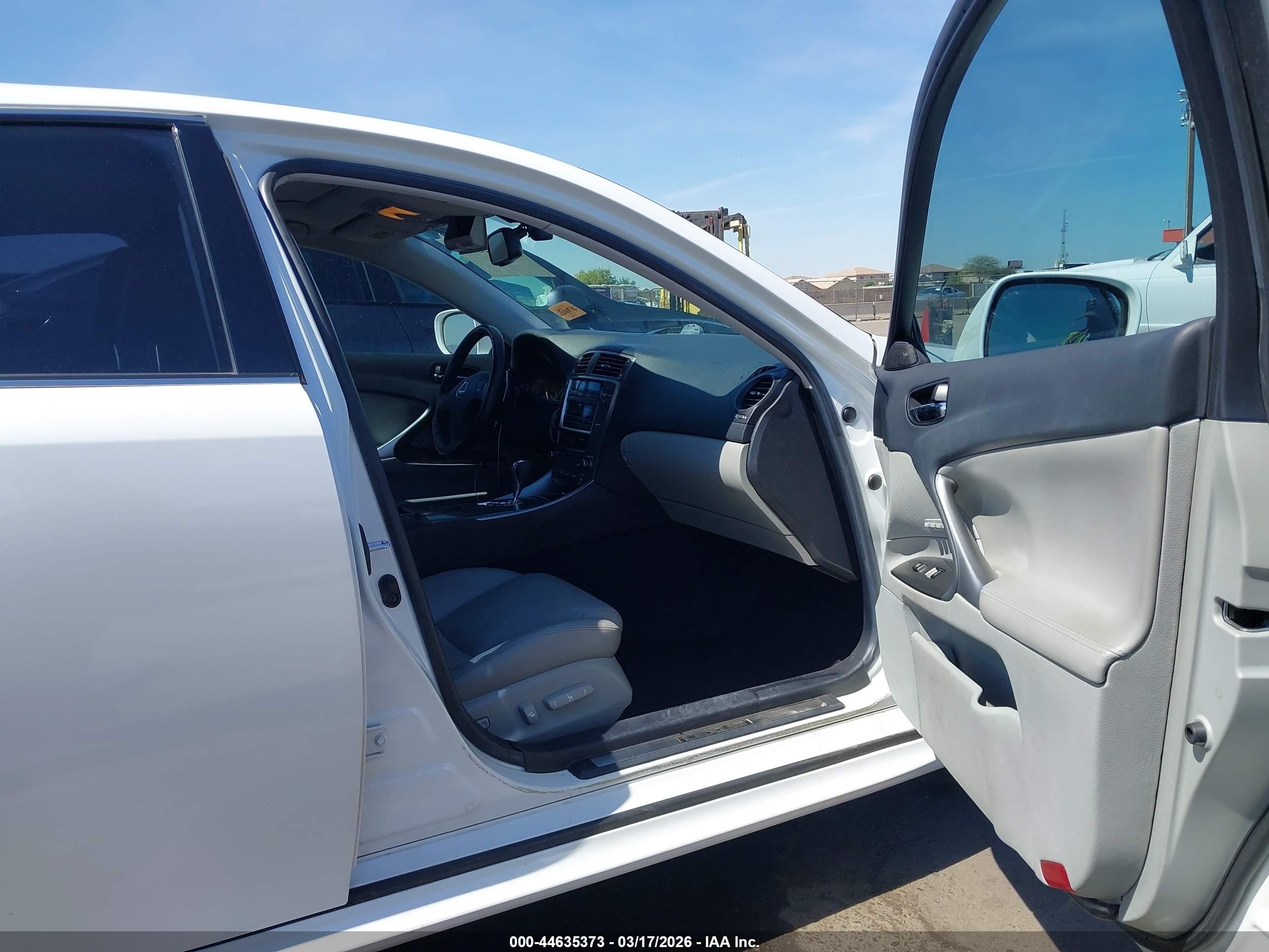 2007 Lexus Is 350   White vin: JTHBE262572010230