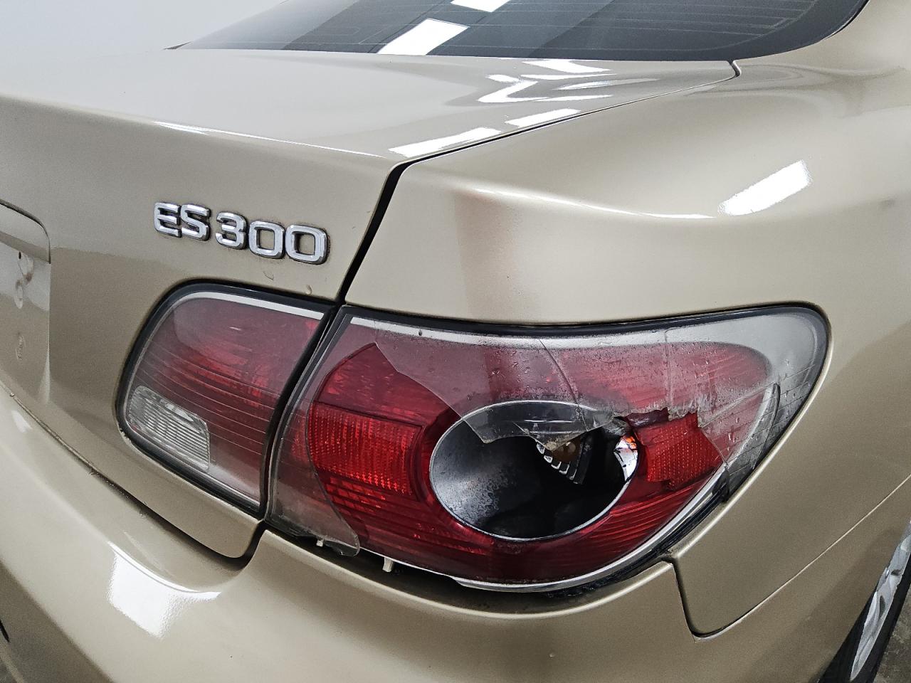 2002 Lexus Es 300 Tan vin: JTHBF30G420049676 Damage: Right Tail Light, Broken, Replacement Required