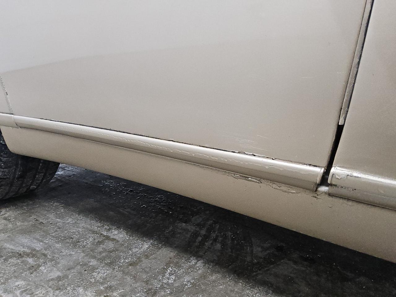 2002 Lexus Es 300 Tan vin: JTHBF30G420049676 Damage: Right Rocker Panel, Cracked Paint, 5 To 6 Inches