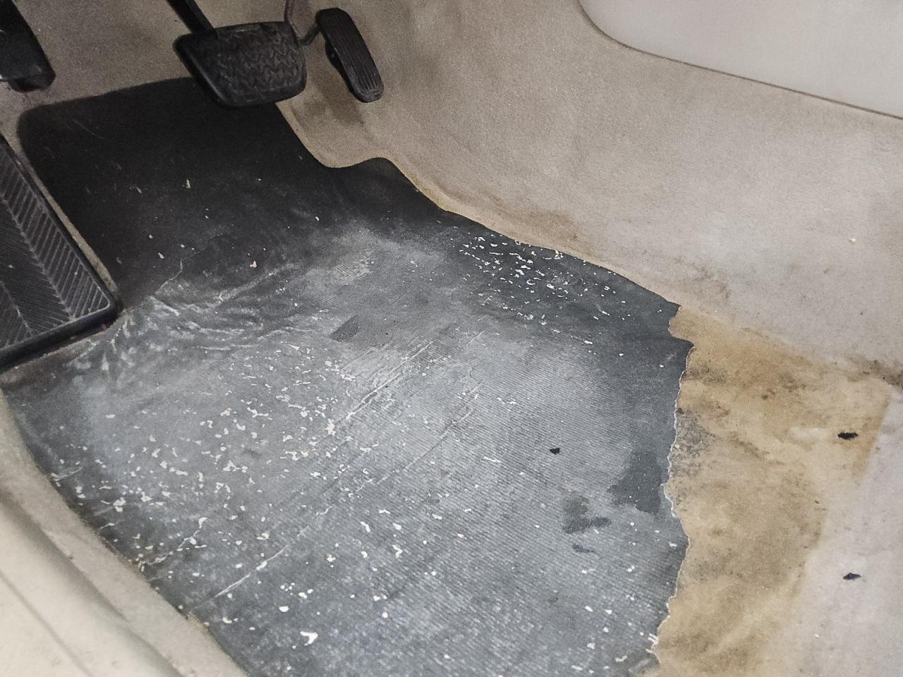 2002 Lexus Es 300 Tan vin: JTHBF30G420049676 Damage: Left Front Carpet, Worn, Replacement Required