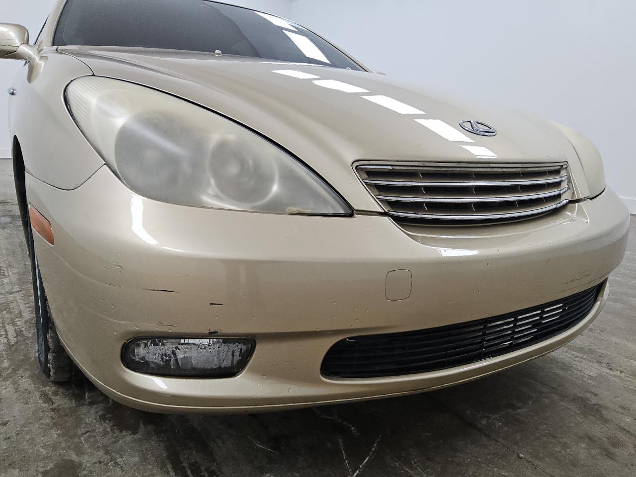 2002 Lexus Es 300 Tan vin: JTHBF30G420049676 Damage: Front Bumper, Heavy Scratch, 2 To 3 Inches