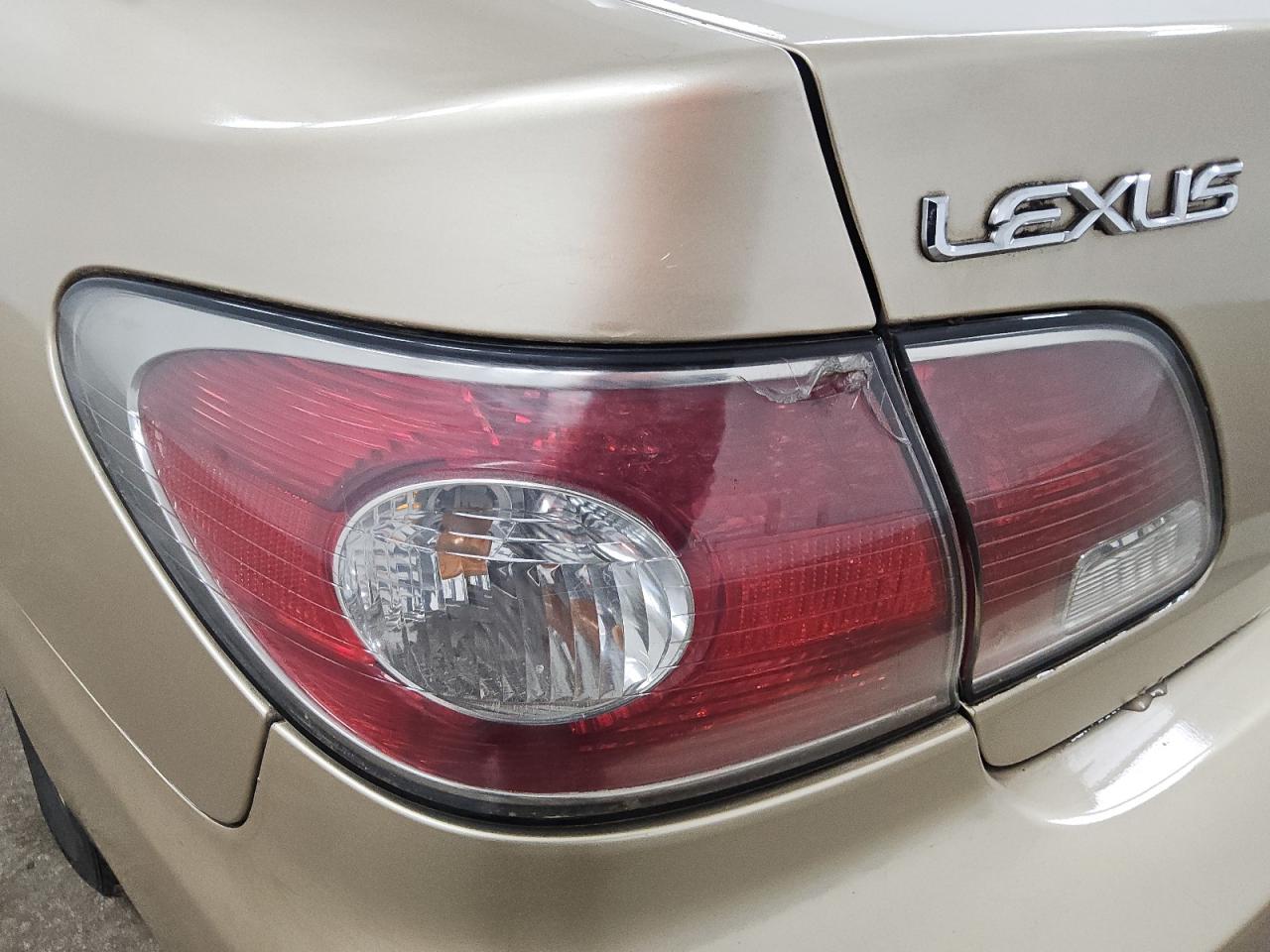 2002 Lexus Es 300 Tan vin: JTHBF30G420049676 Damage: Left Tail Light, Broken, Replacement Required