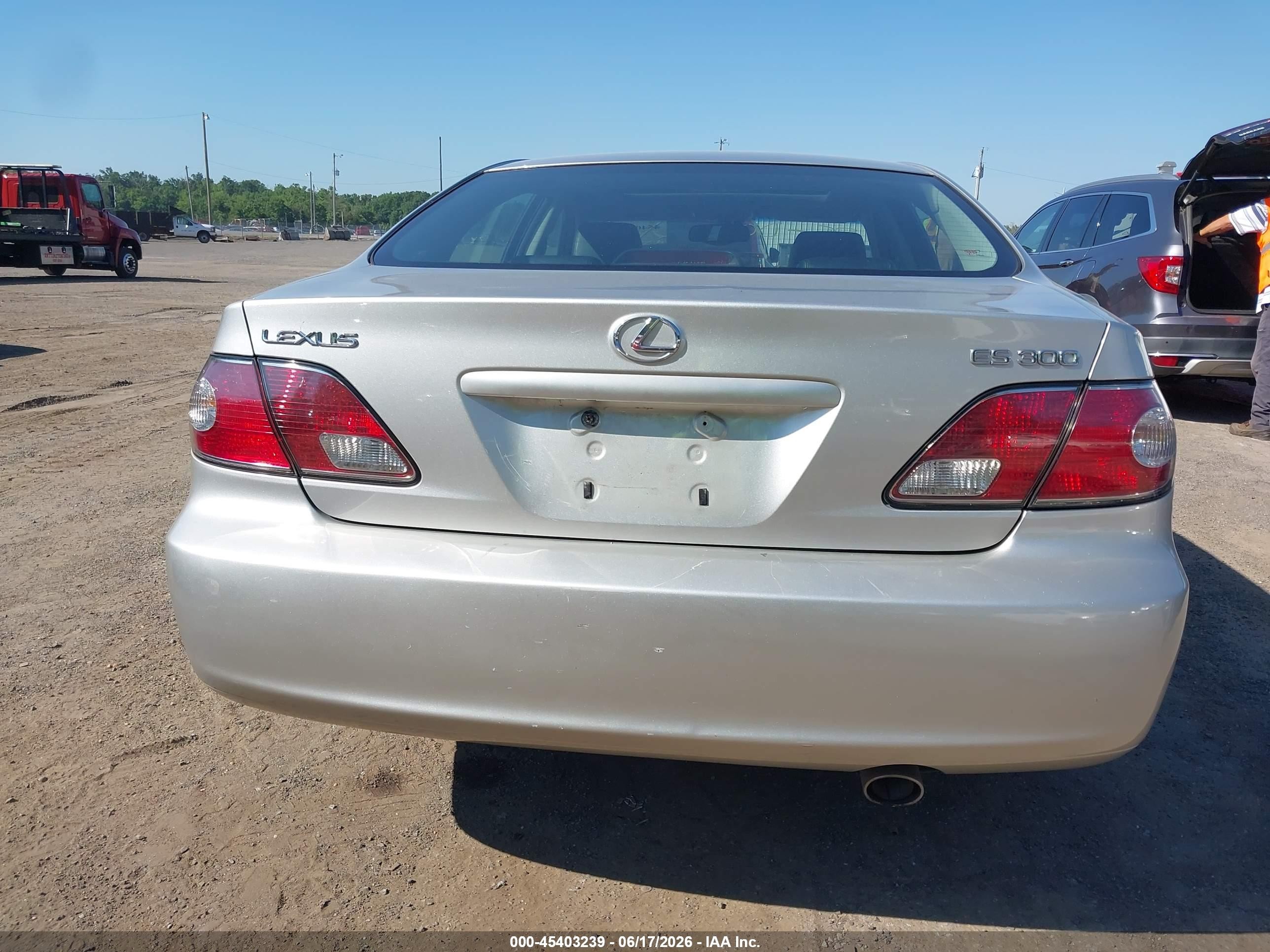 2002 Lexus Es 300   Silver vin: JTHBF30G520018226
