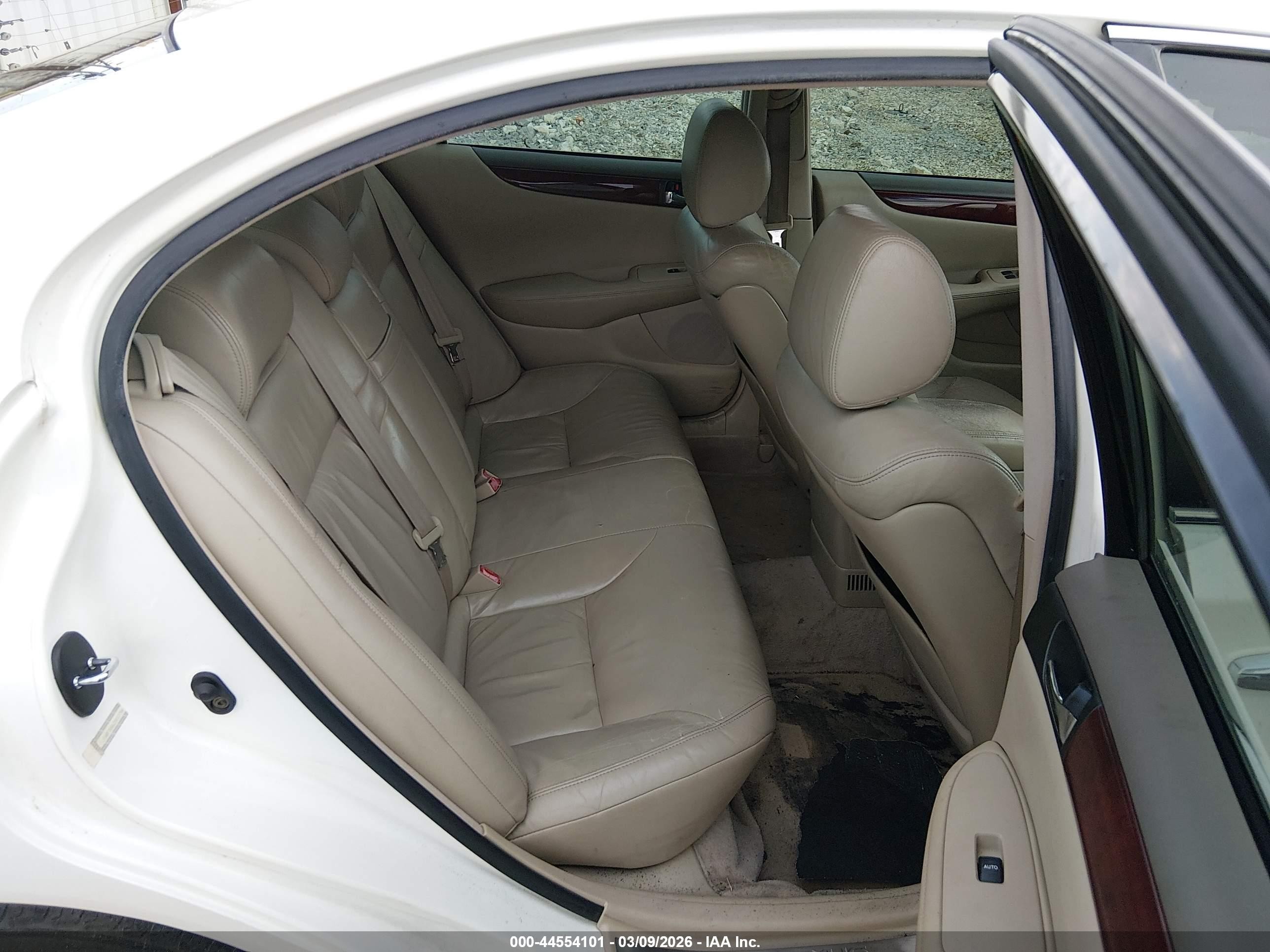 2002 Lexus Es 300   White vin: JTHBF30G620010796