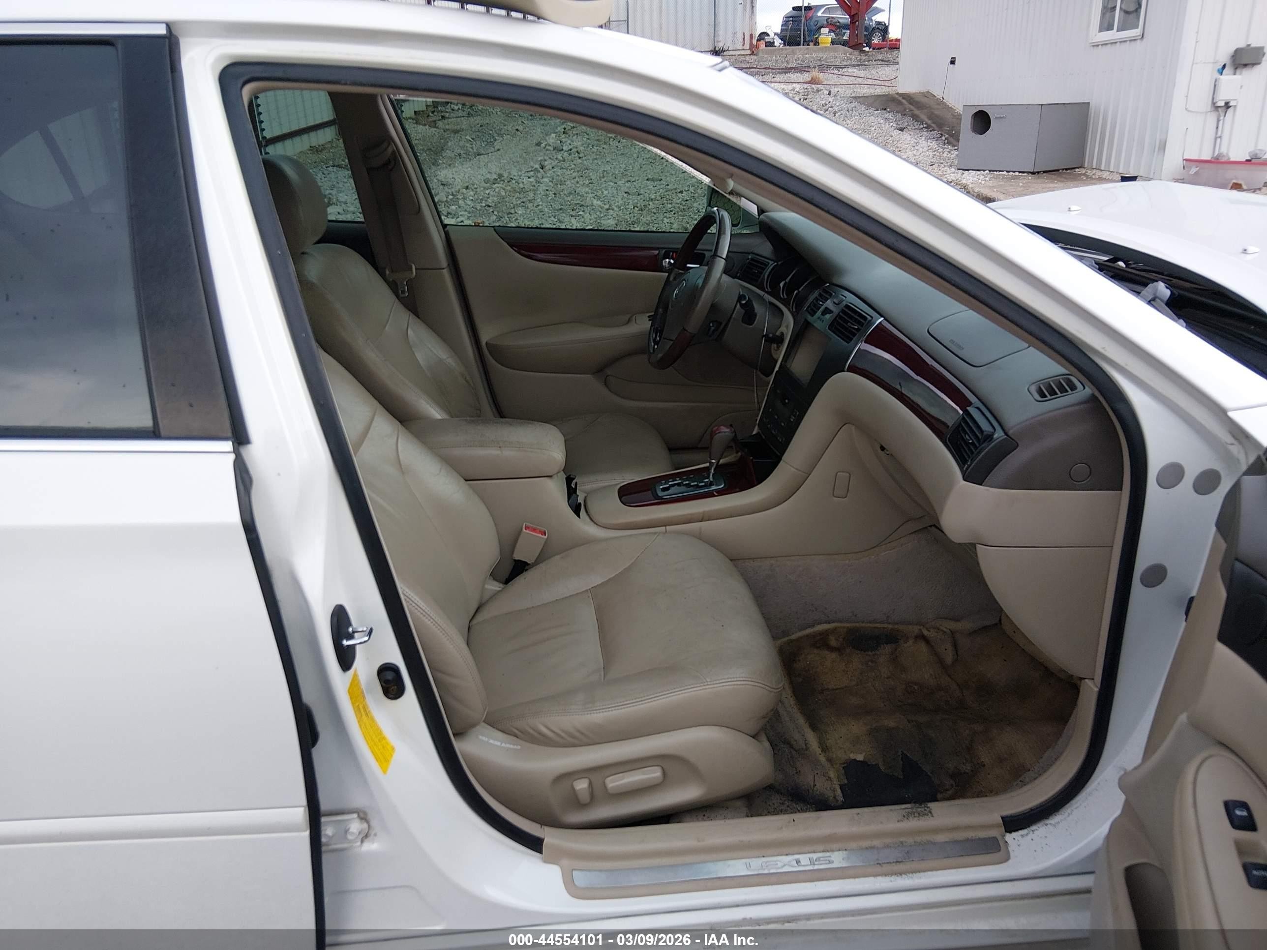 2002 Lexus Es 300   White vin: JTHBF30G620010796