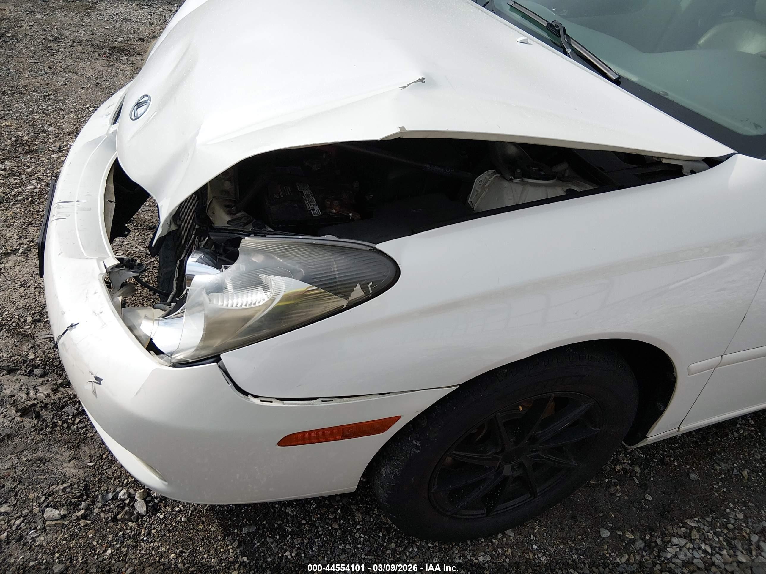 2002 Lexus Es 300   White vin: JTHBF30G620010796