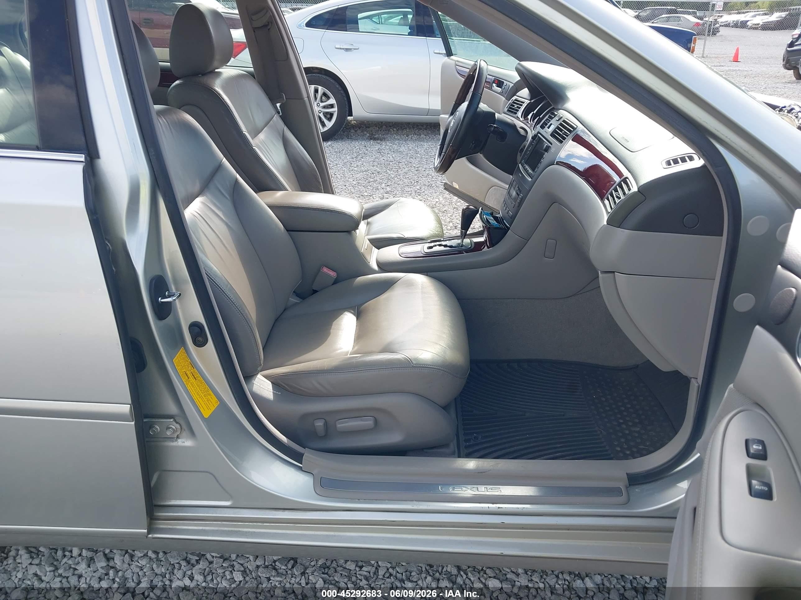 2002 Lexus Es 300   Silver vin: JTHBF30G820011027