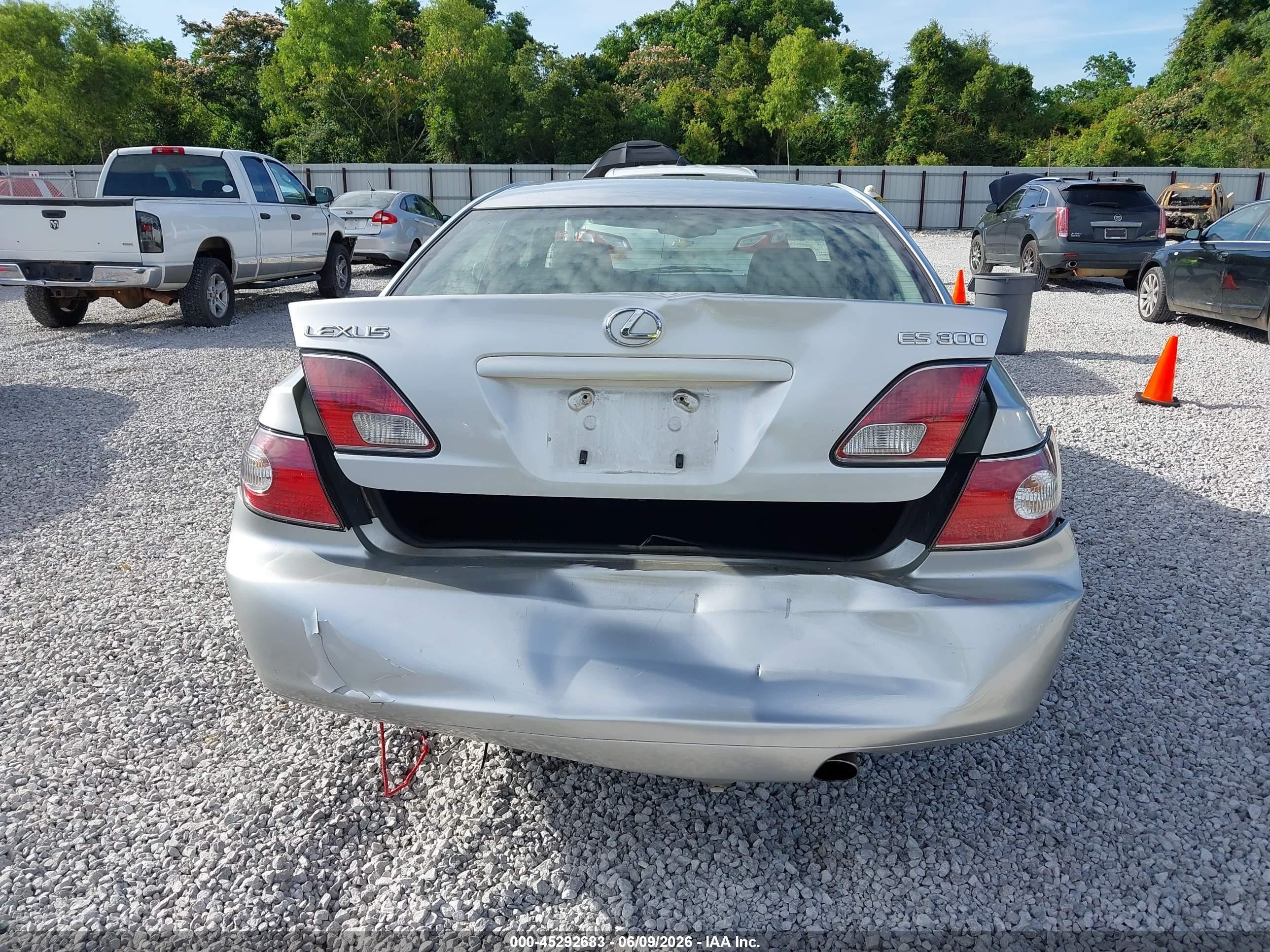 2002 Lexus Es 300   Silver vin: JTHBF30G820011027
