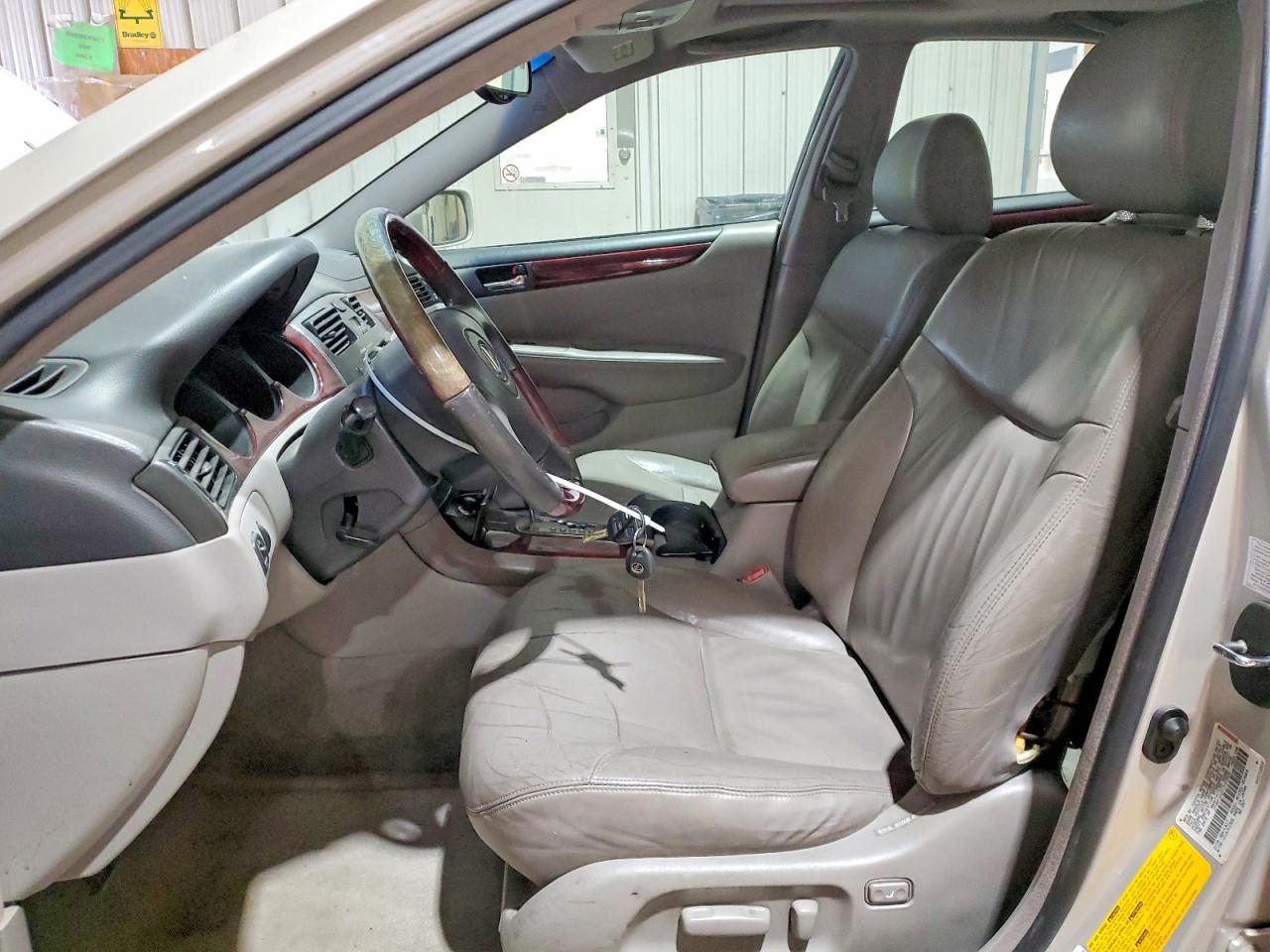 2002 Lexus Es 300 Base Beige vin: JTHBF30G820063628