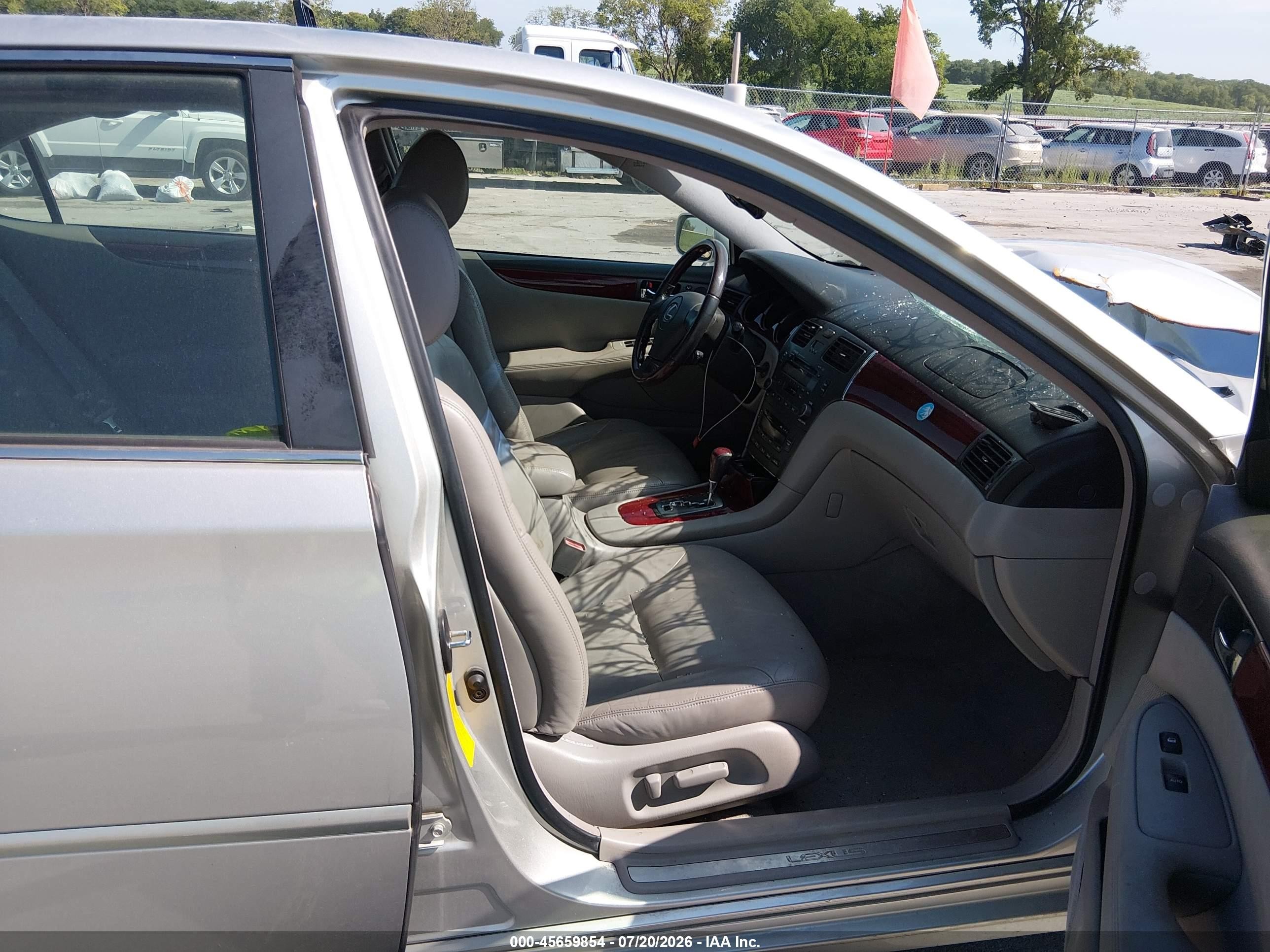 2002 Lexus Es 300 Silver vin: JTHBF30G825024251
