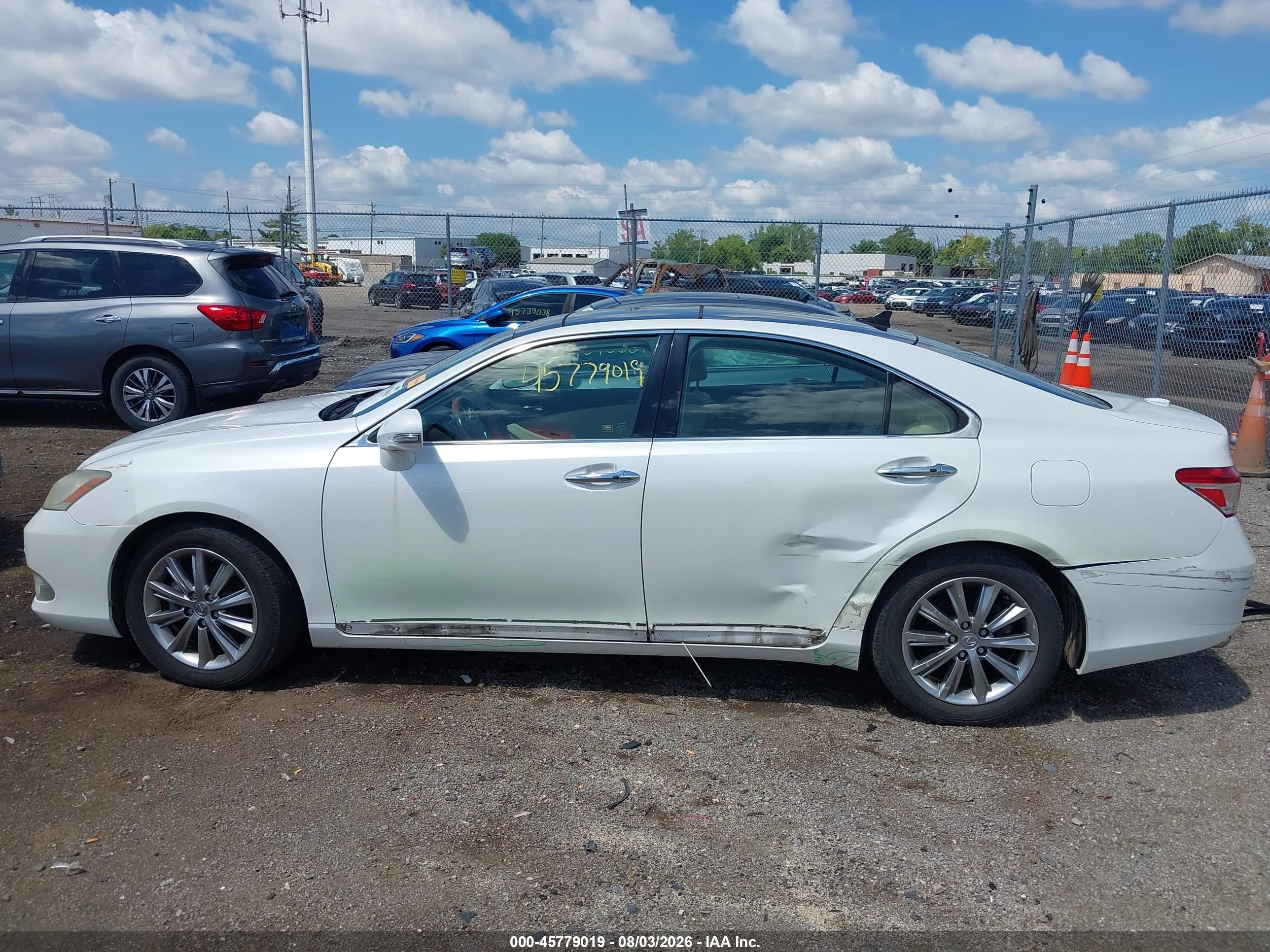 2010 Lexus Es 350   White vin: JTHBK1EG8A2404053