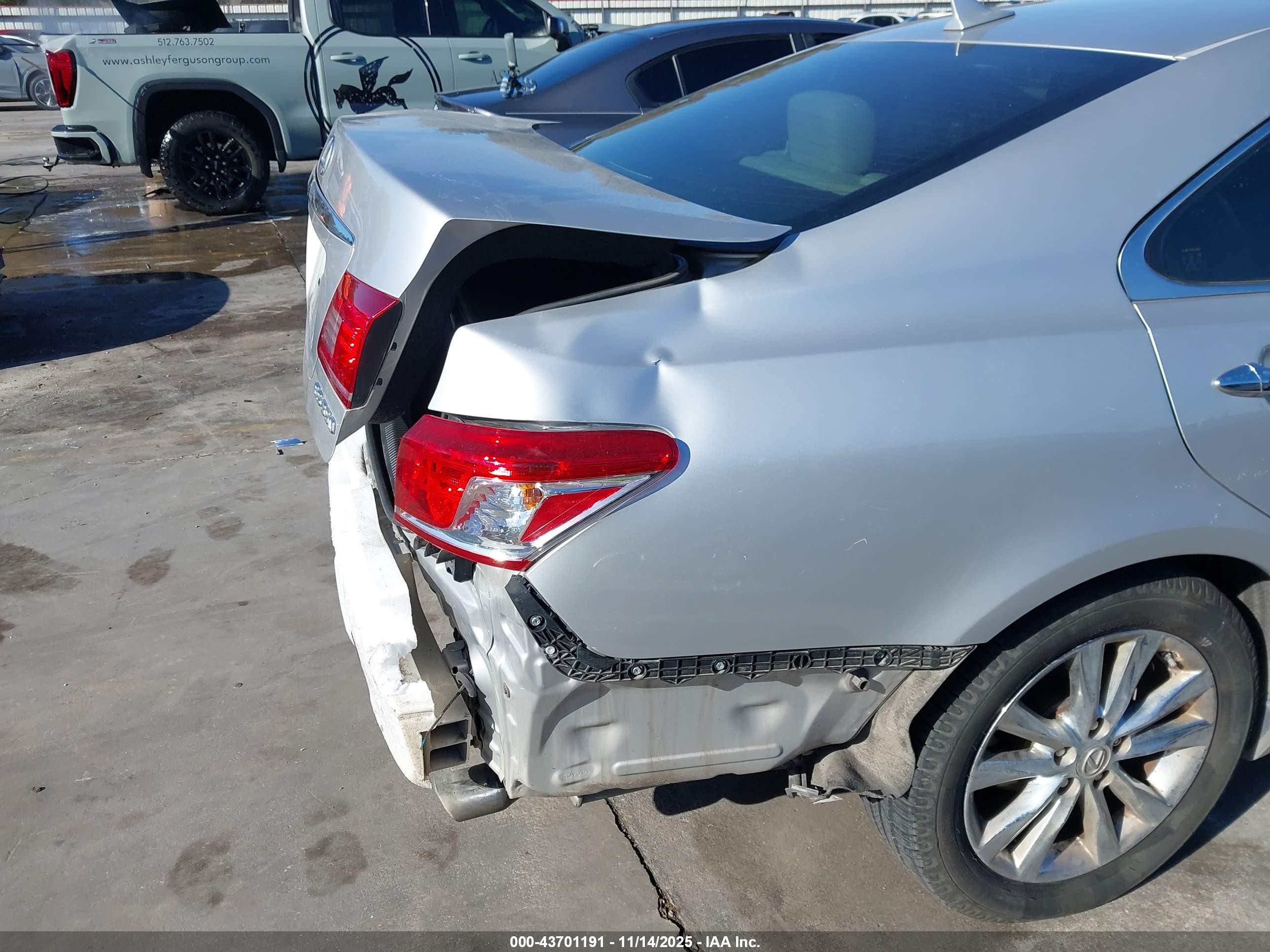 2011 Lexus Es 350   Silver vin: JTHBK1EG8B2461435