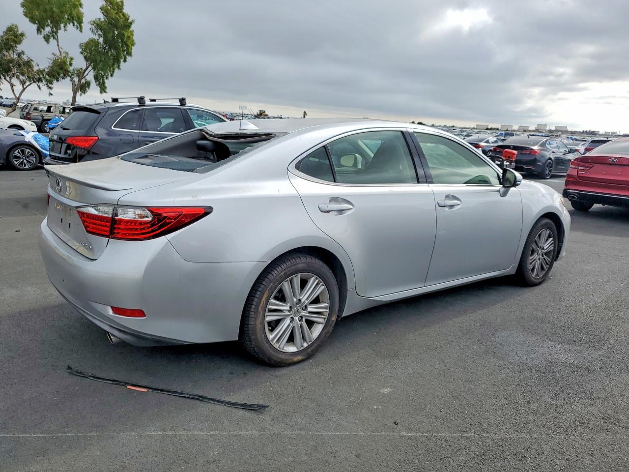 2015 Lexus Es 350 Серебряный vin: JTHBK1GG2F2207612