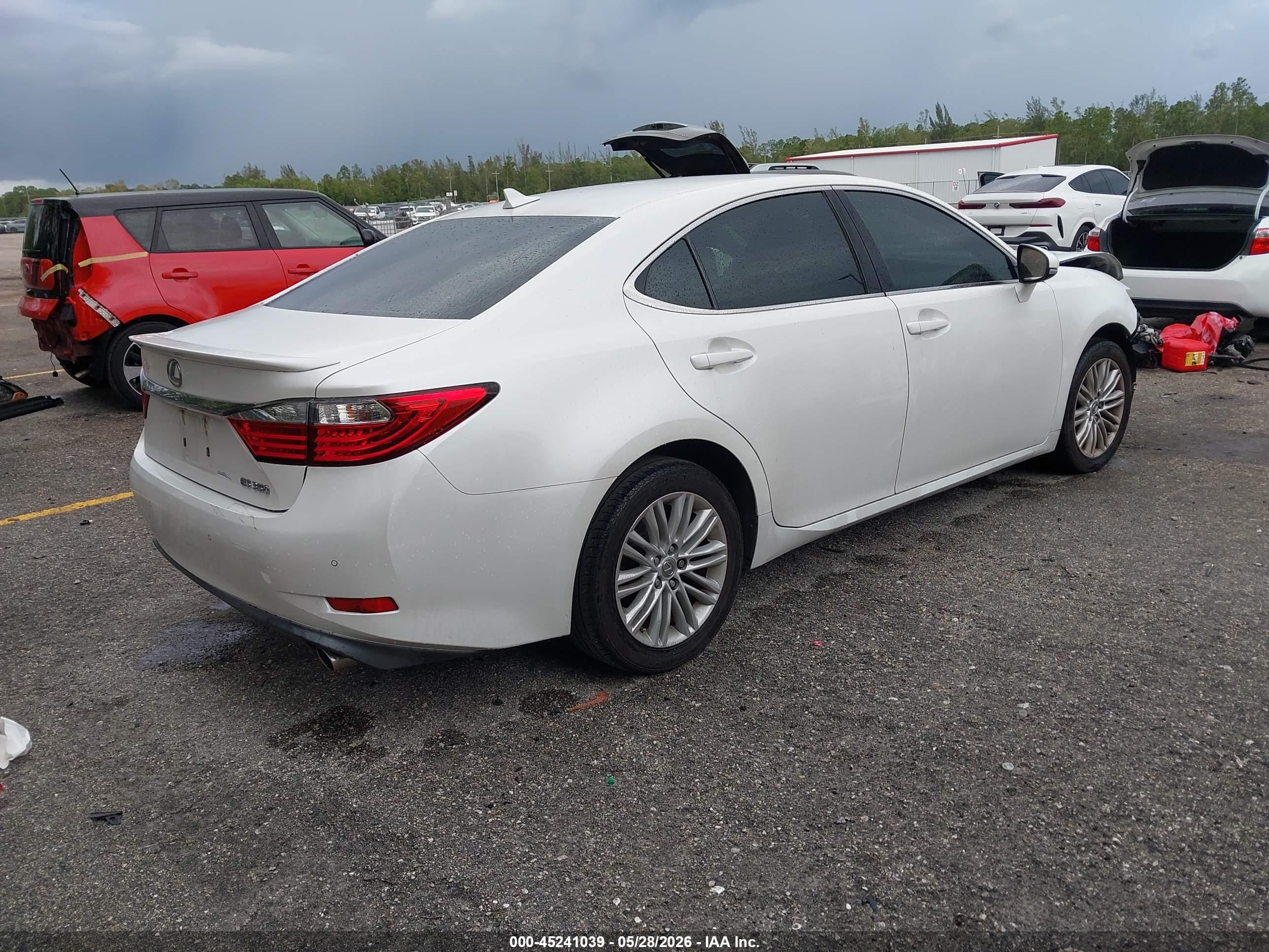 2013 Lexus Es 350   White vin: JTHBK1GG5D2083574