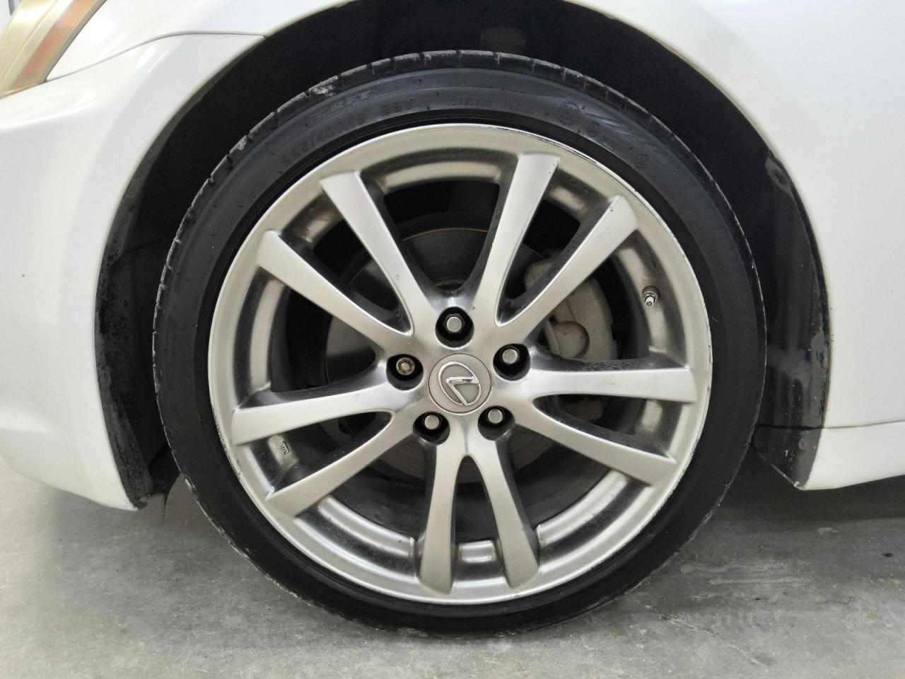 2009 Lexus Is 250 Base White vin: JTHBK262392088775 Damage: Left Front Wheel, Curb Rash, > 12 Inches