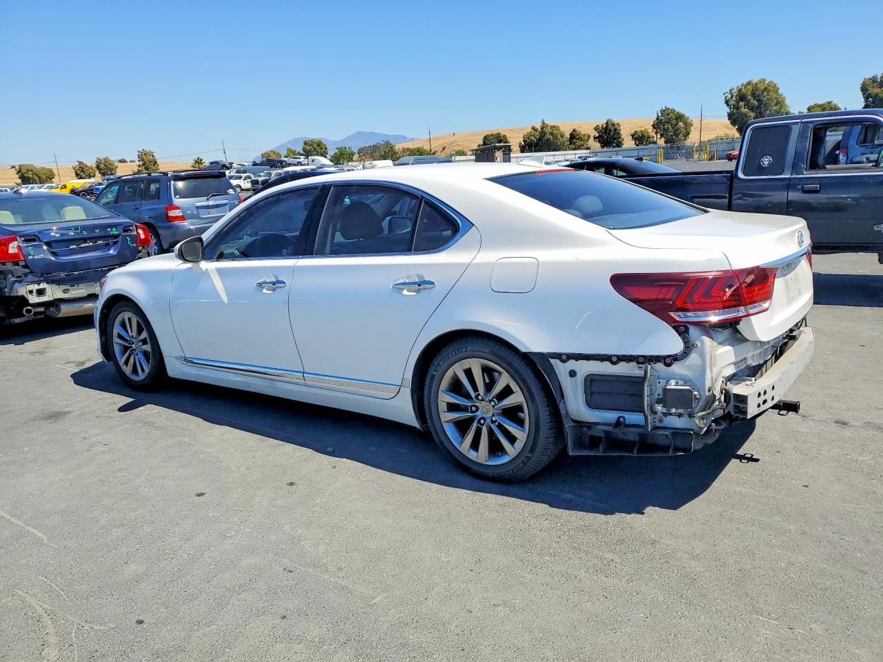 2015 Lexus Ls 460 White vin: JTHBL5EF1F5138277