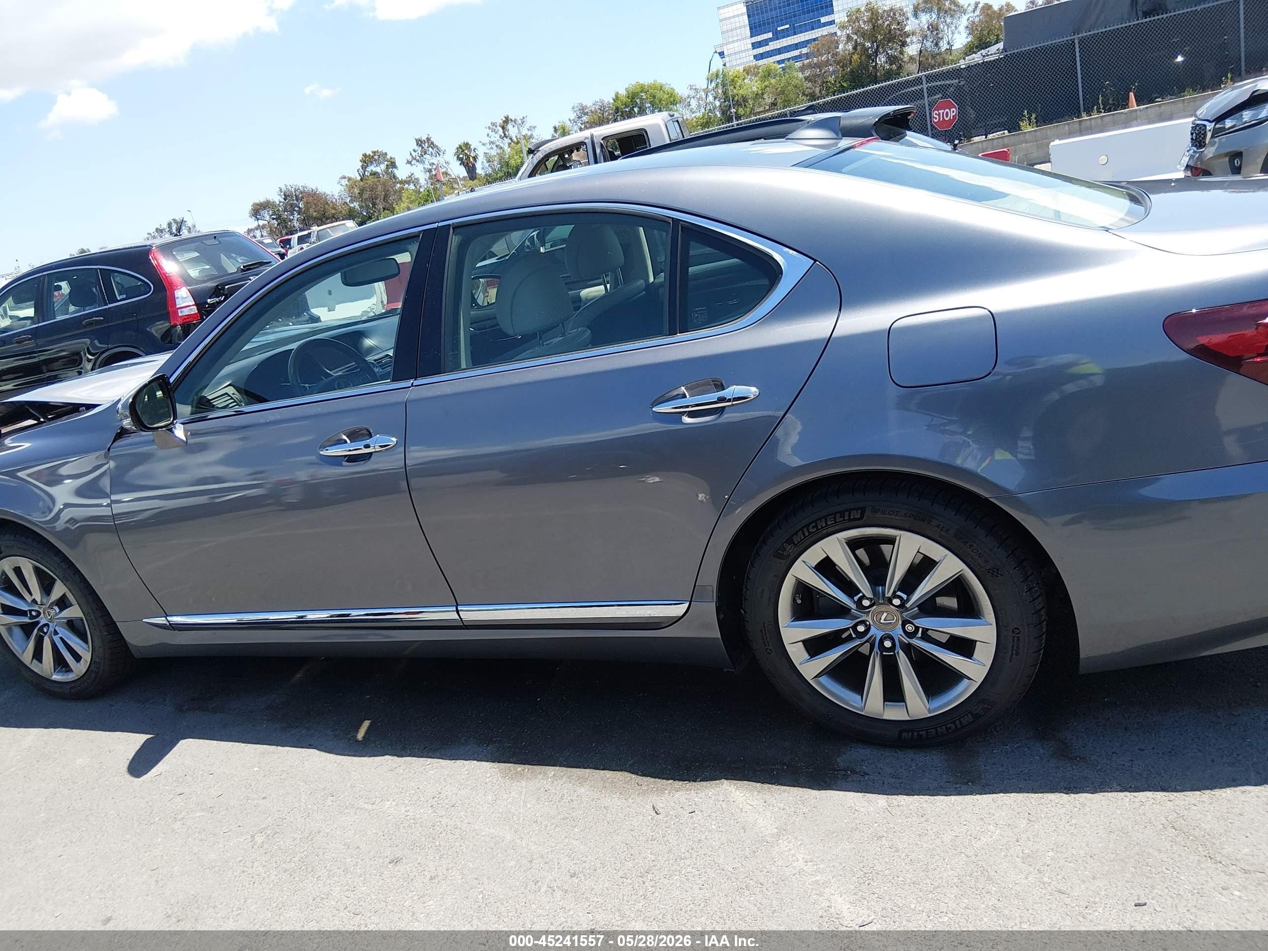 2014 Lexus Ls 460 Серый vin: JTHBL5EF2E5132129