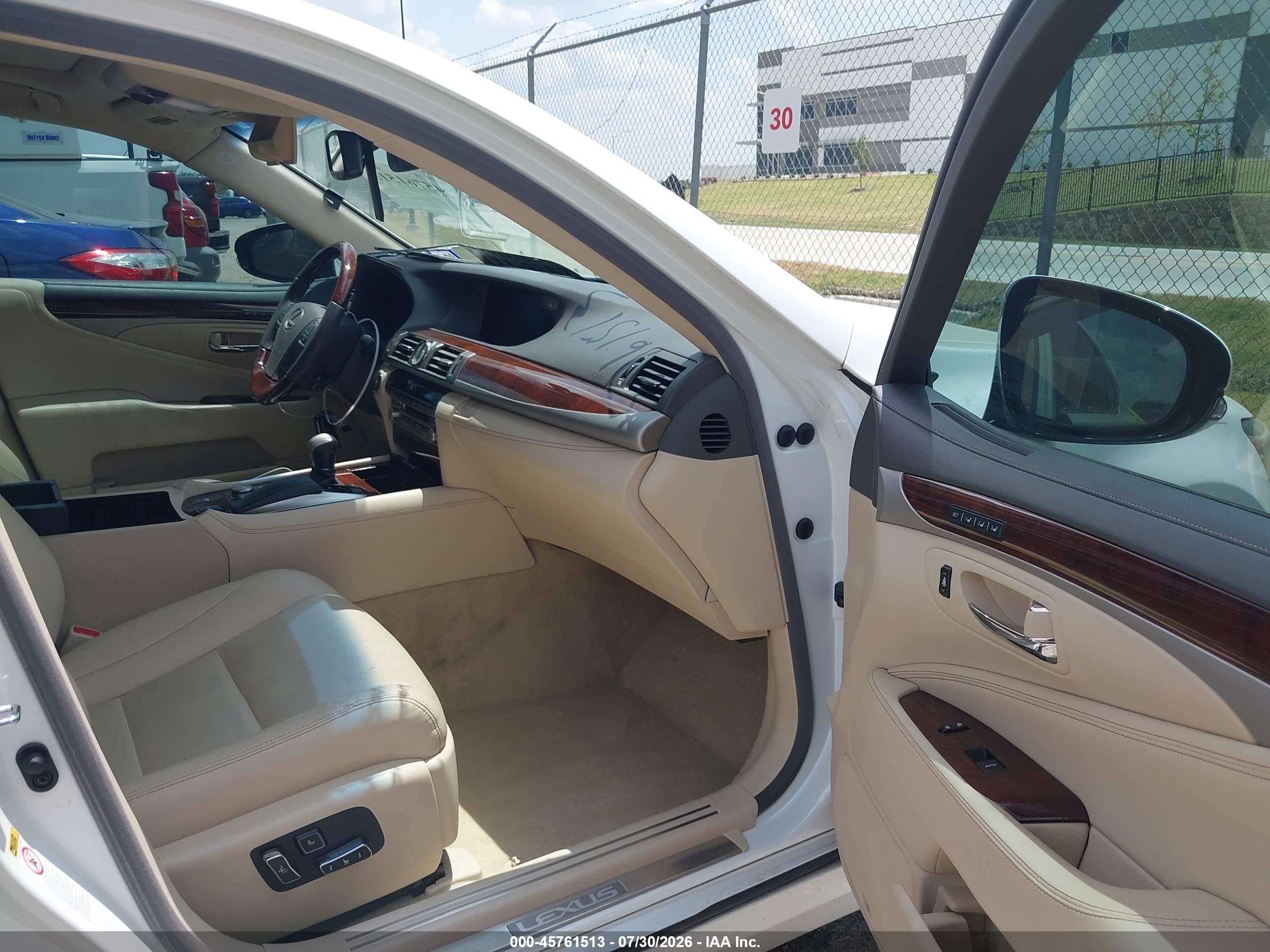 2015 Lexus Ls 460   White vin: JTHBL5EF6F5135469