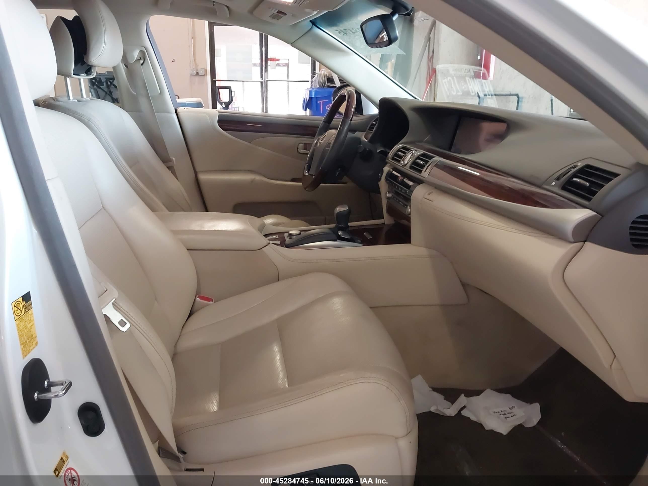 2013 Lexus Ls 460   White vin: JTHBL5EF8D5120078
