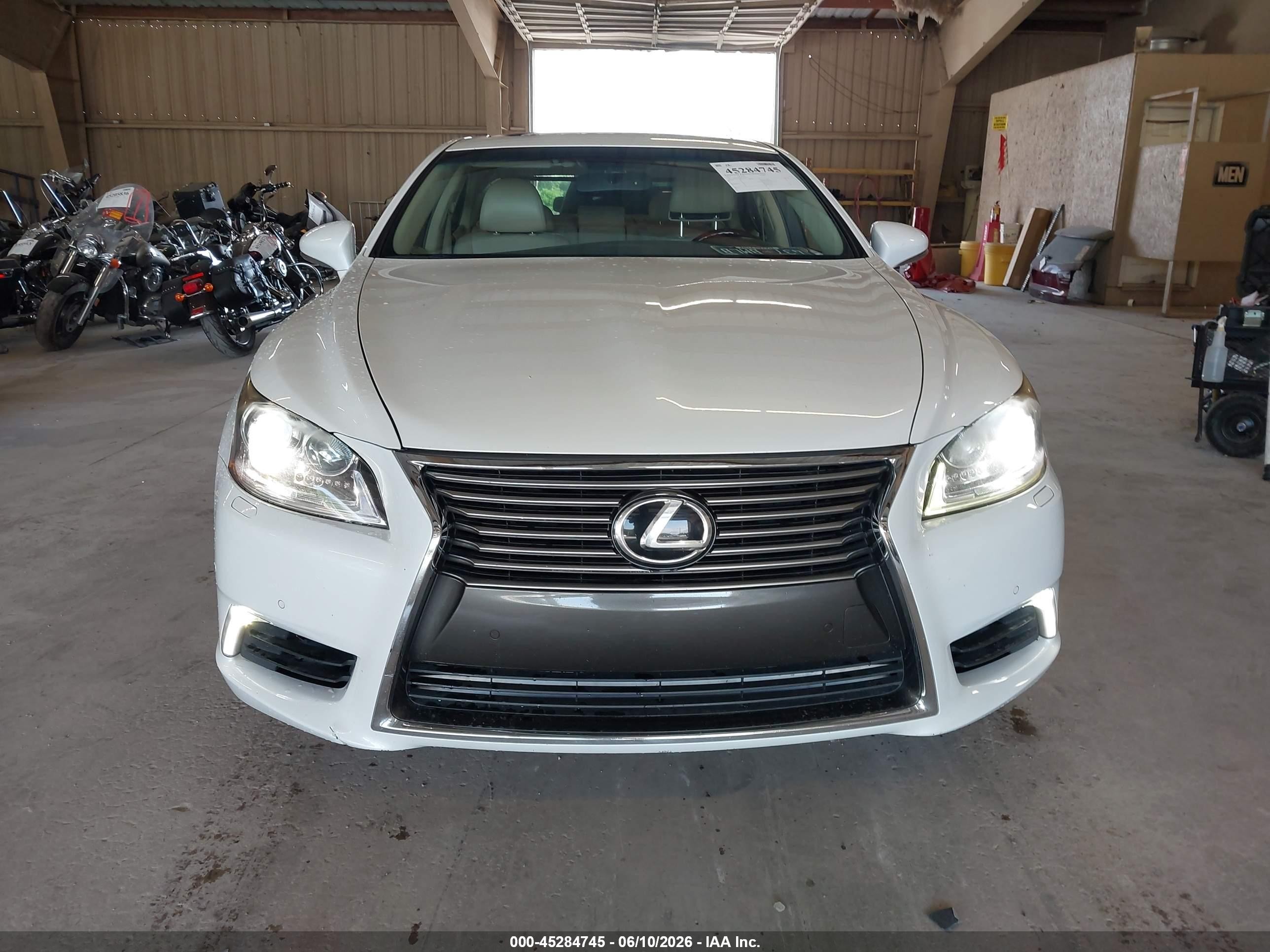 2013 Lexus Ls 460   White vin: JTHBL5EF8D5120078