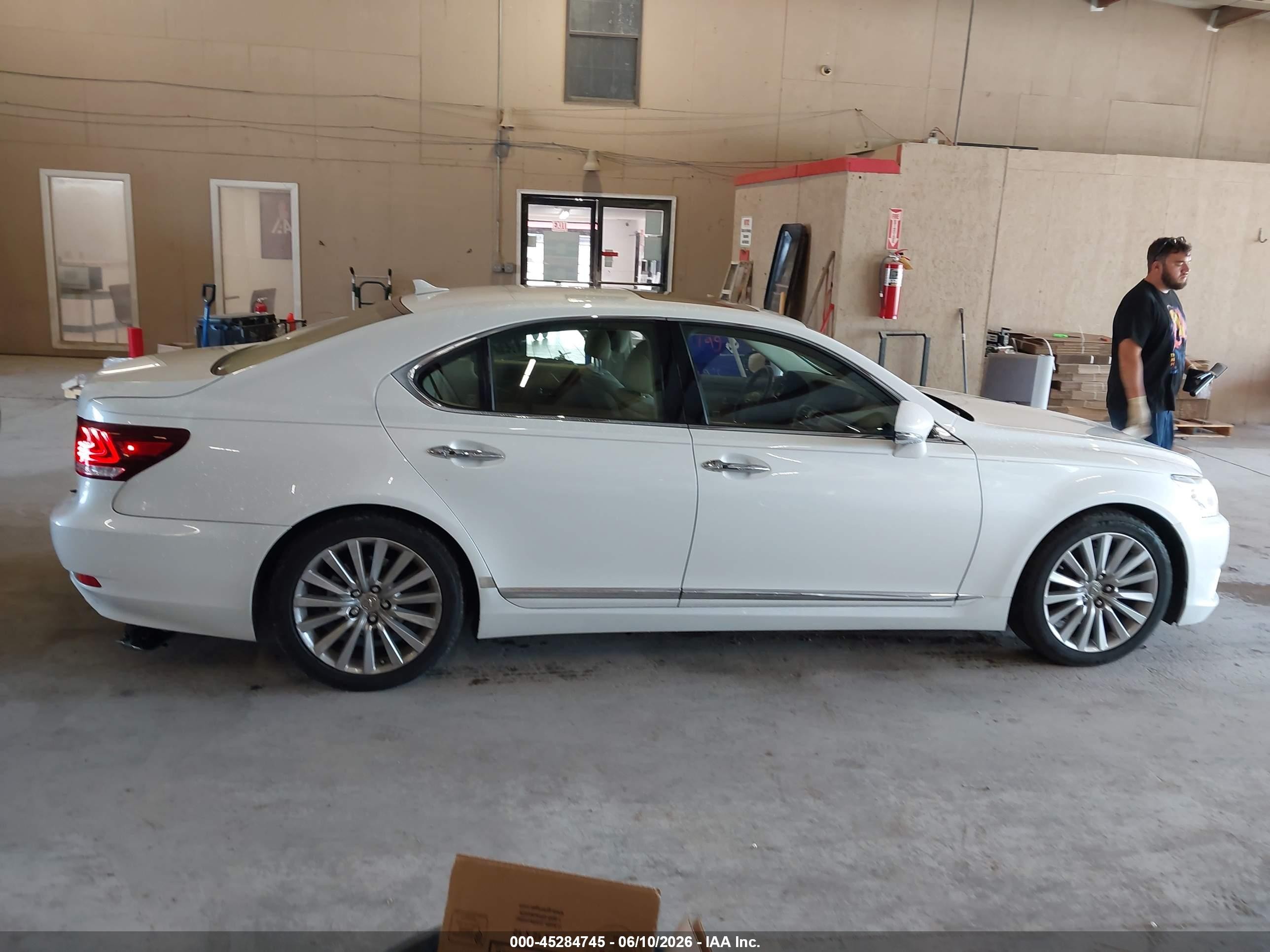 2013 Lexus Ls 460   White vin: JTHBL5EF8D5120078