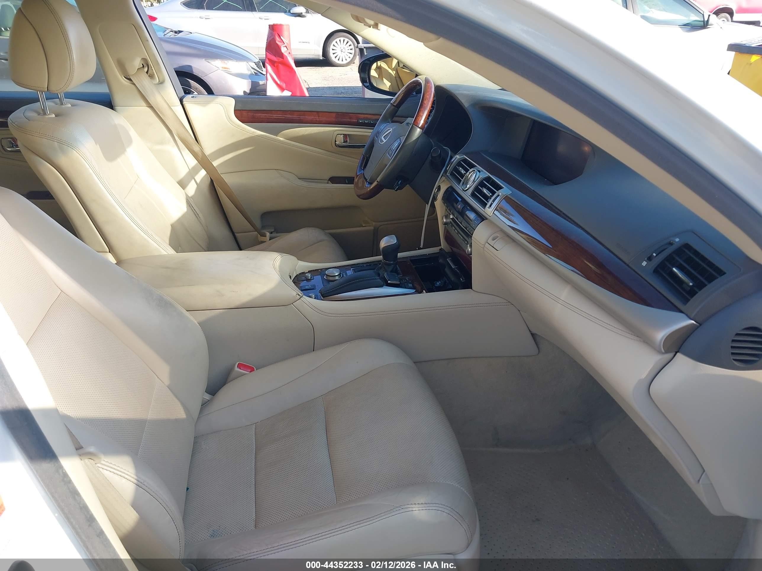 2015 Lexus Ls 460   White vin: JTHBL5EF8F5138437