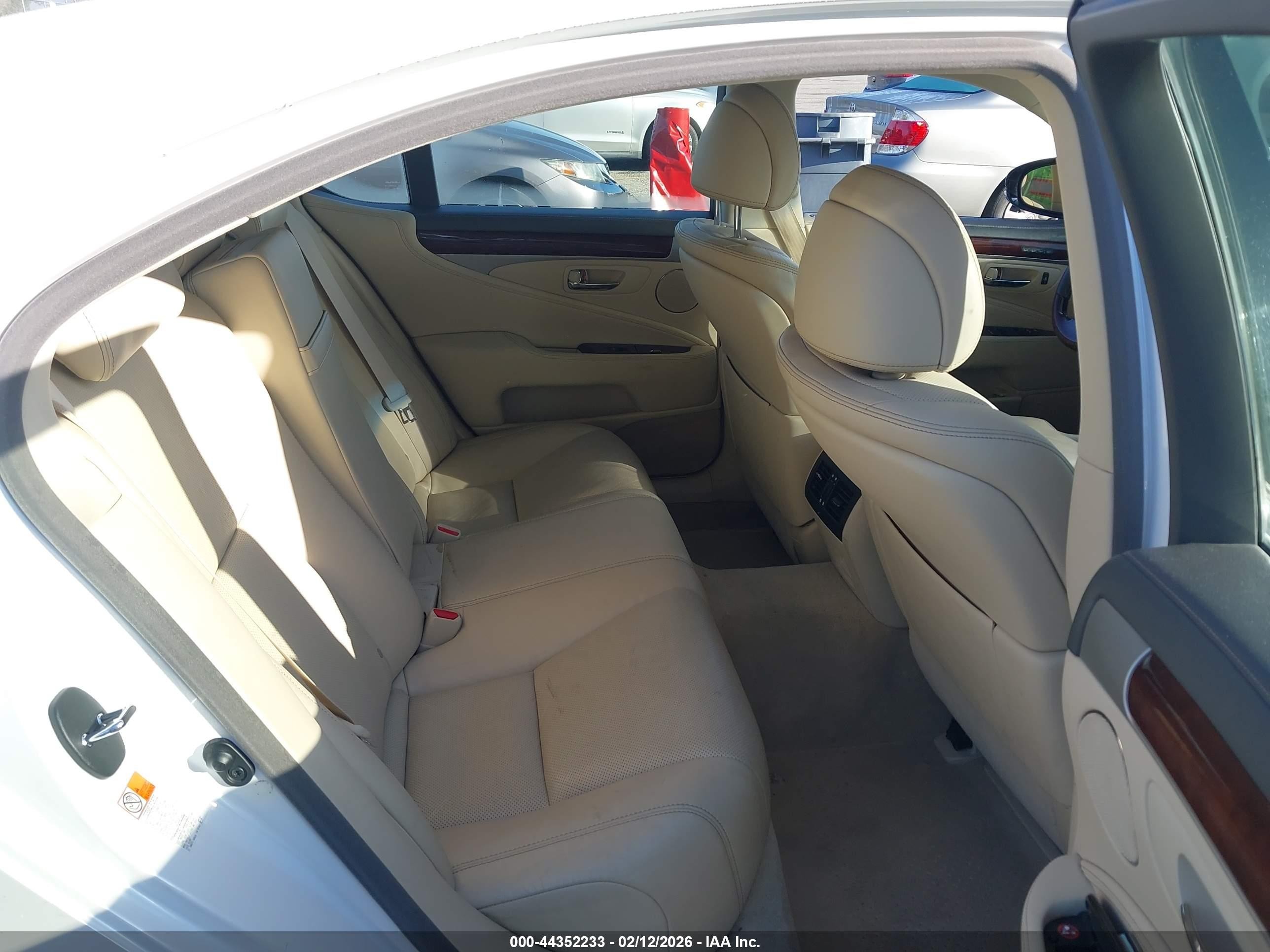 2015 Lexus Ls 460   White vin: JTHBL5EF8F5138437