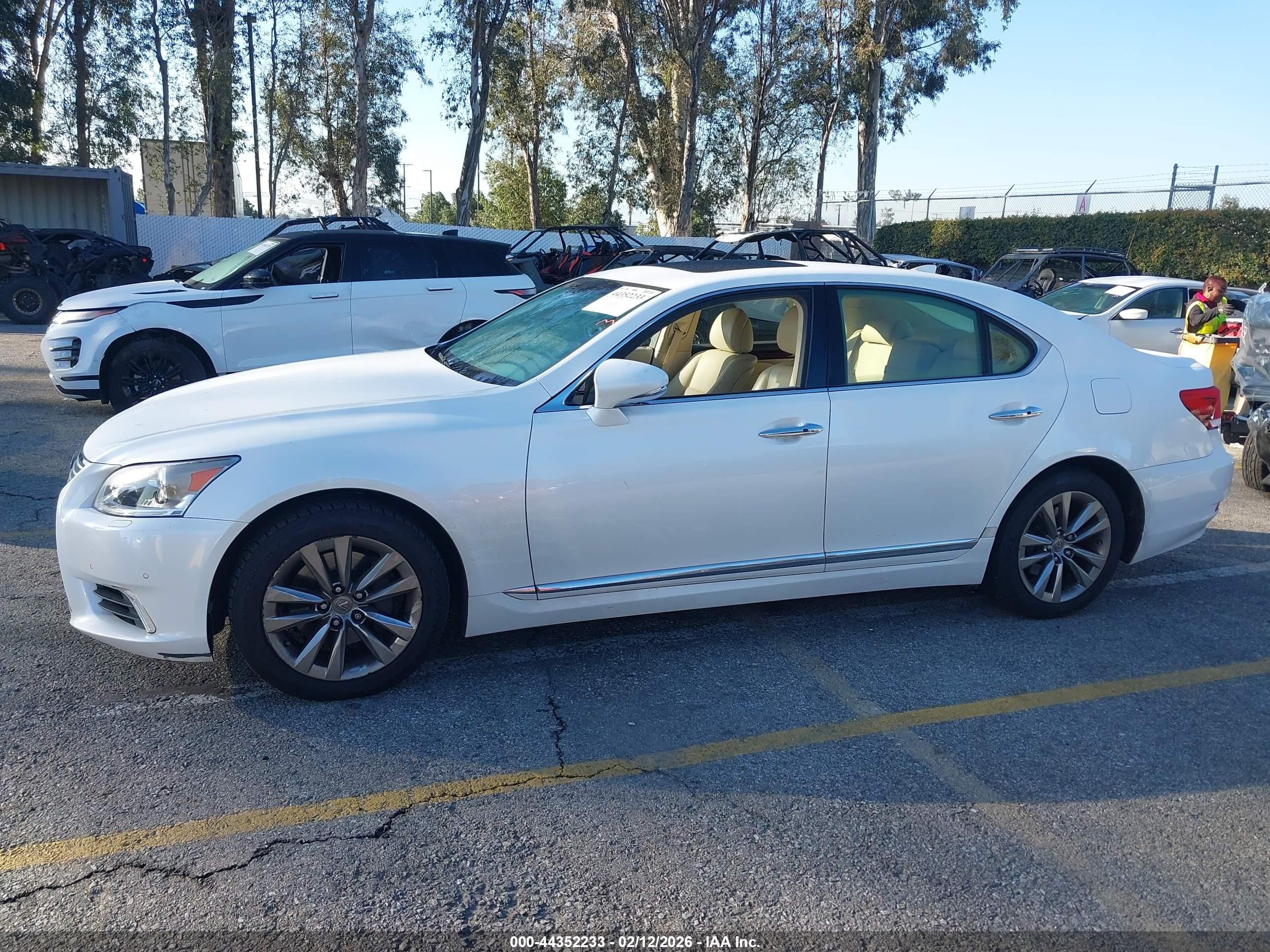 2015 Lexus Ls 460   White vin: JTHBL5EF8F5138437