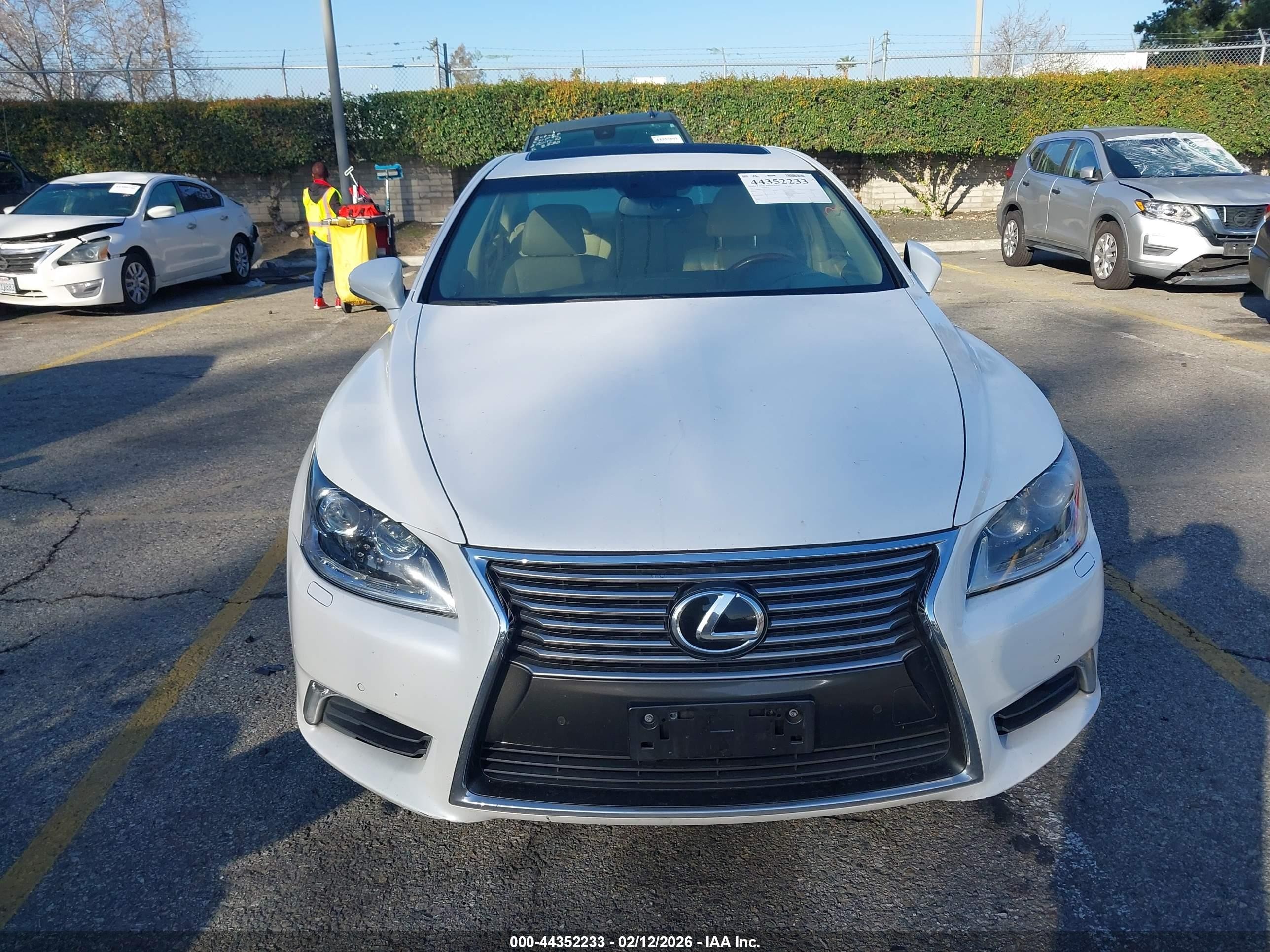 2015 Lexus Ls 460   White vin: JTHBL5EF8F5138437