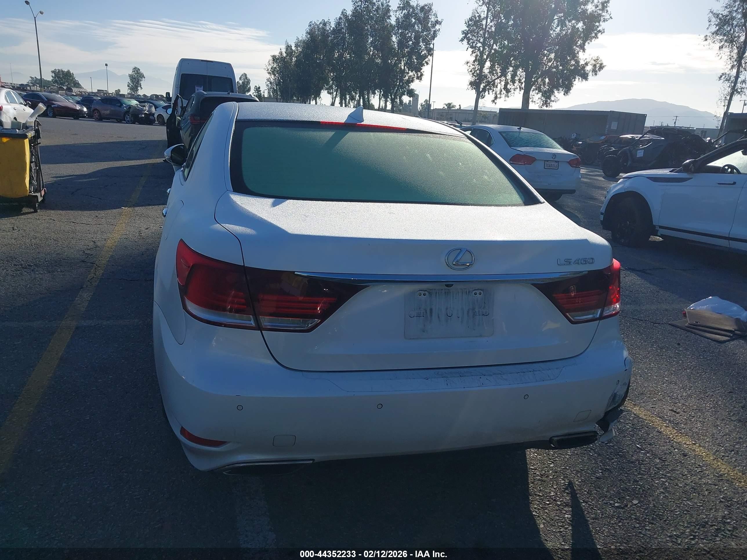 2015 Lexus Ls 460   White vin: JTHBL5EF8F5138437
