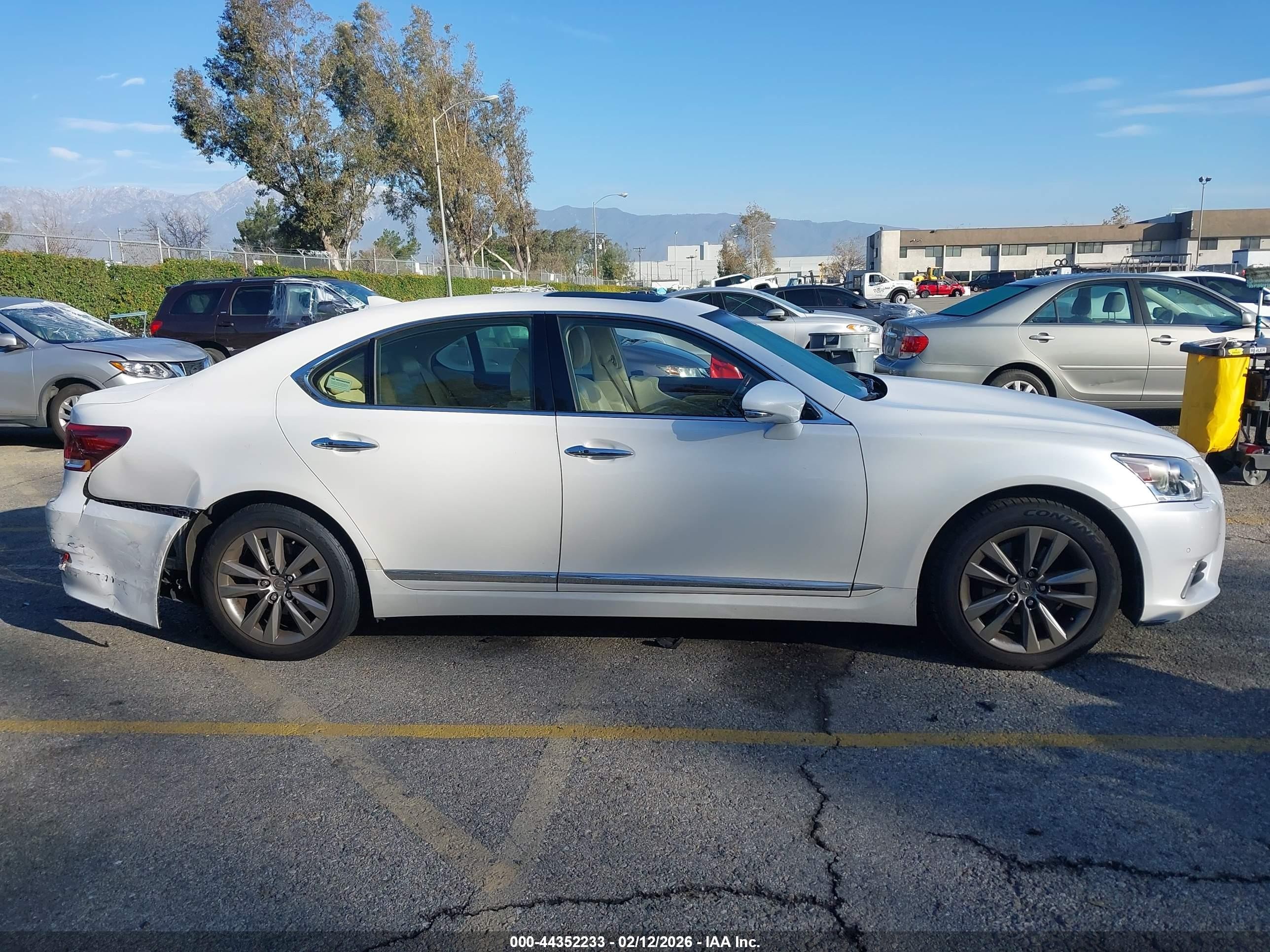 2015 Lexus Ls 460   White vin: JTHBL5EF8F5138437