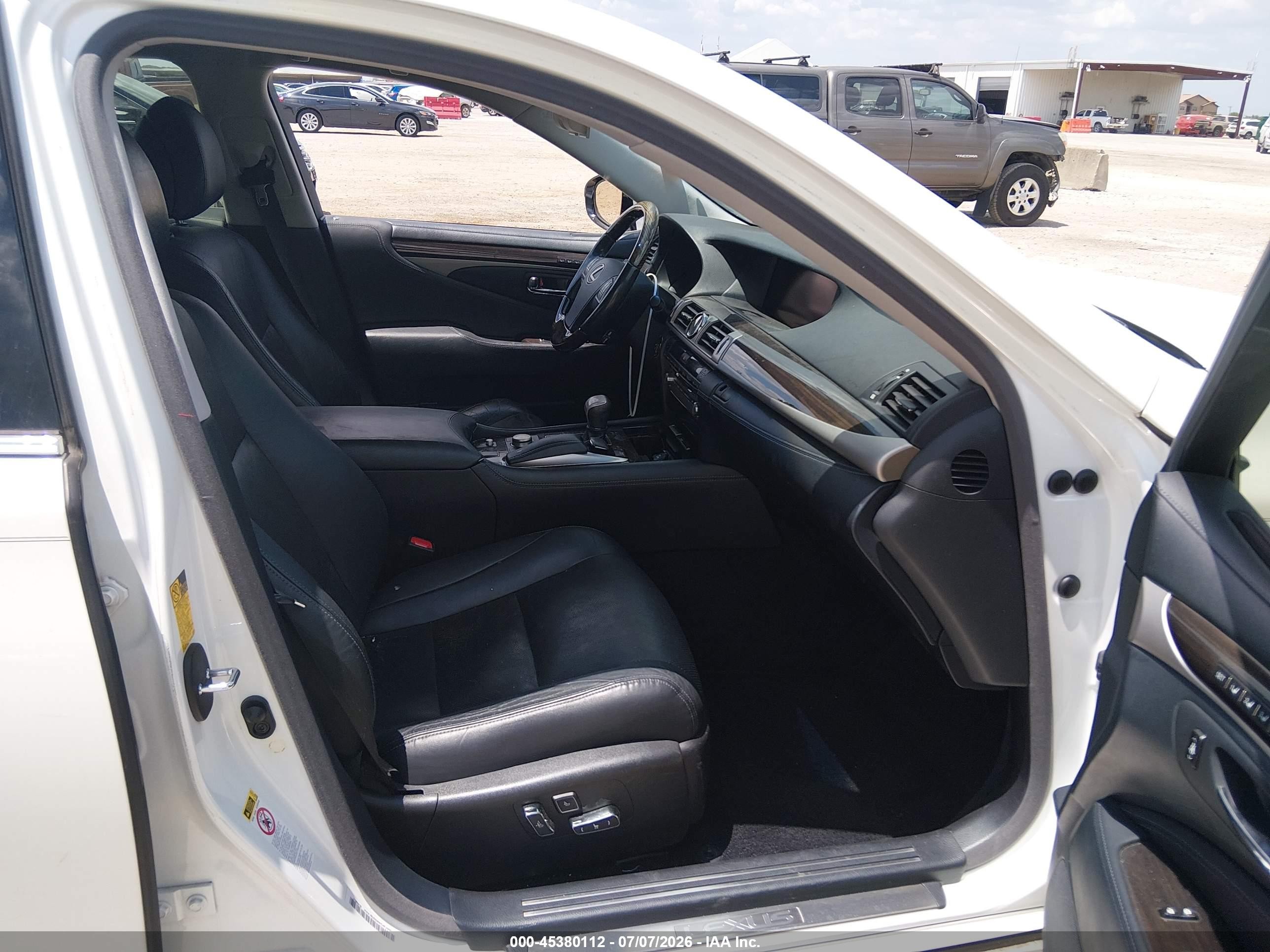 2013 Lexus Ls 460   White vin: JTHBL5EF9D5124673