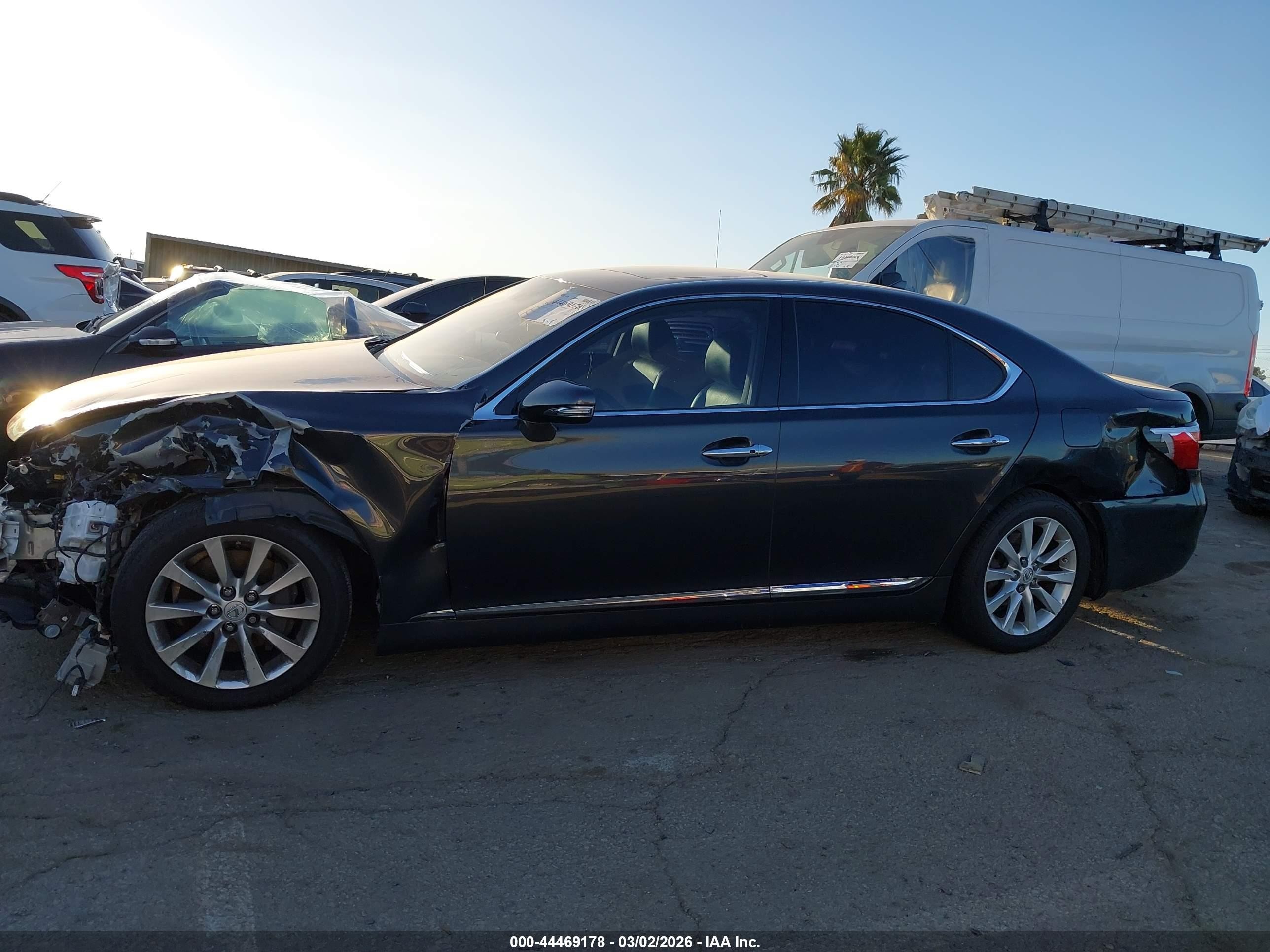 2011 Lexus Ls 460   Серый vin: JTHBL5EFXB5103540
