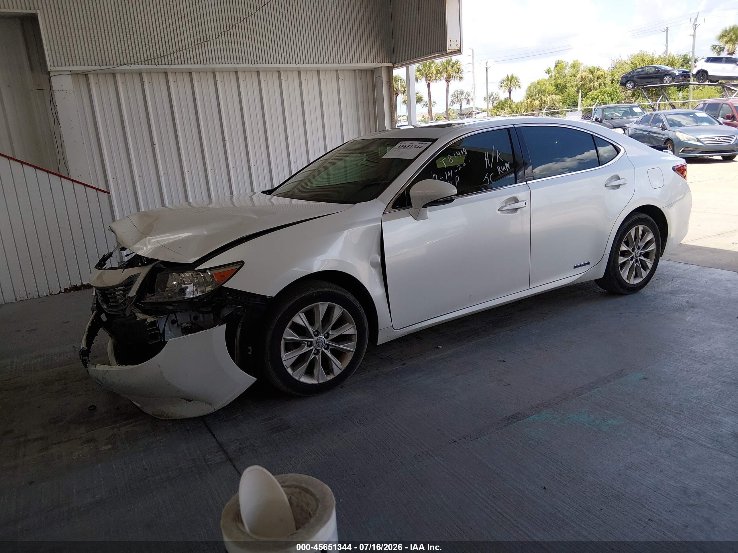 2013 Lexus Es 300h   White vin: JTHBW1GG0D2010732