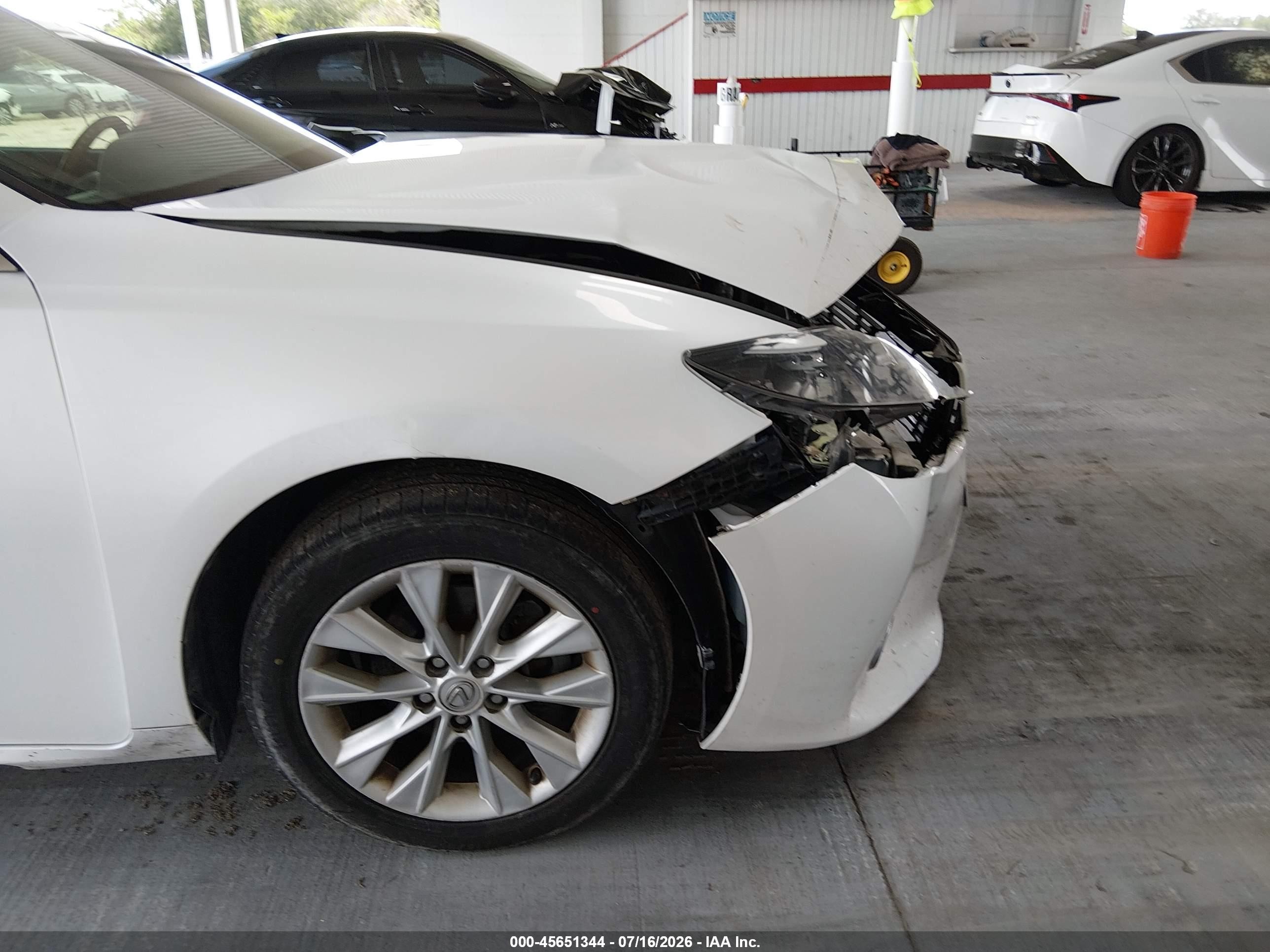 2013 Lexus Es 300h   White vin: JTHBW1GG0D2010732