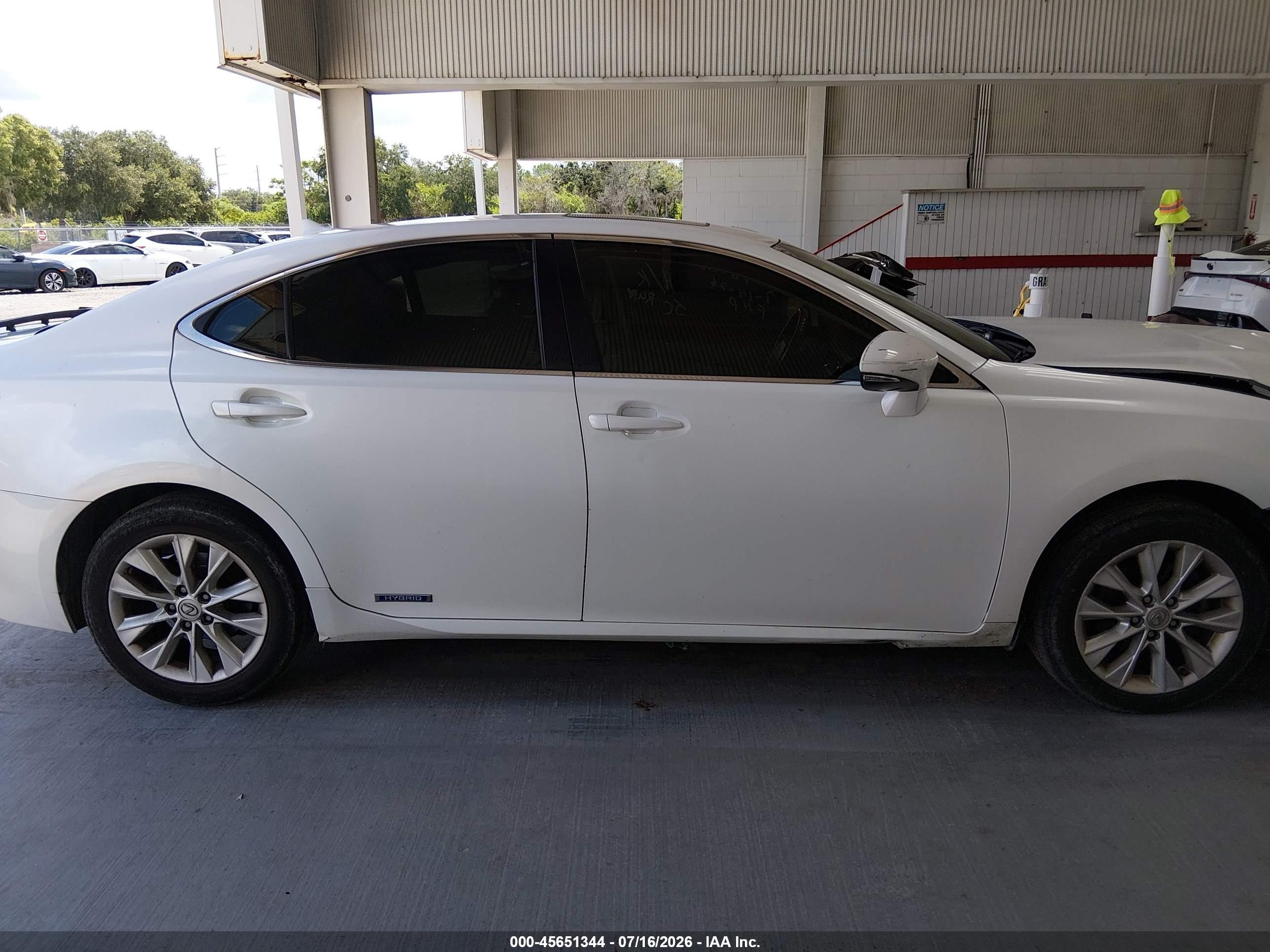 2013 Lexus Es 300h   White vin: JTHBW1GG0D2010732