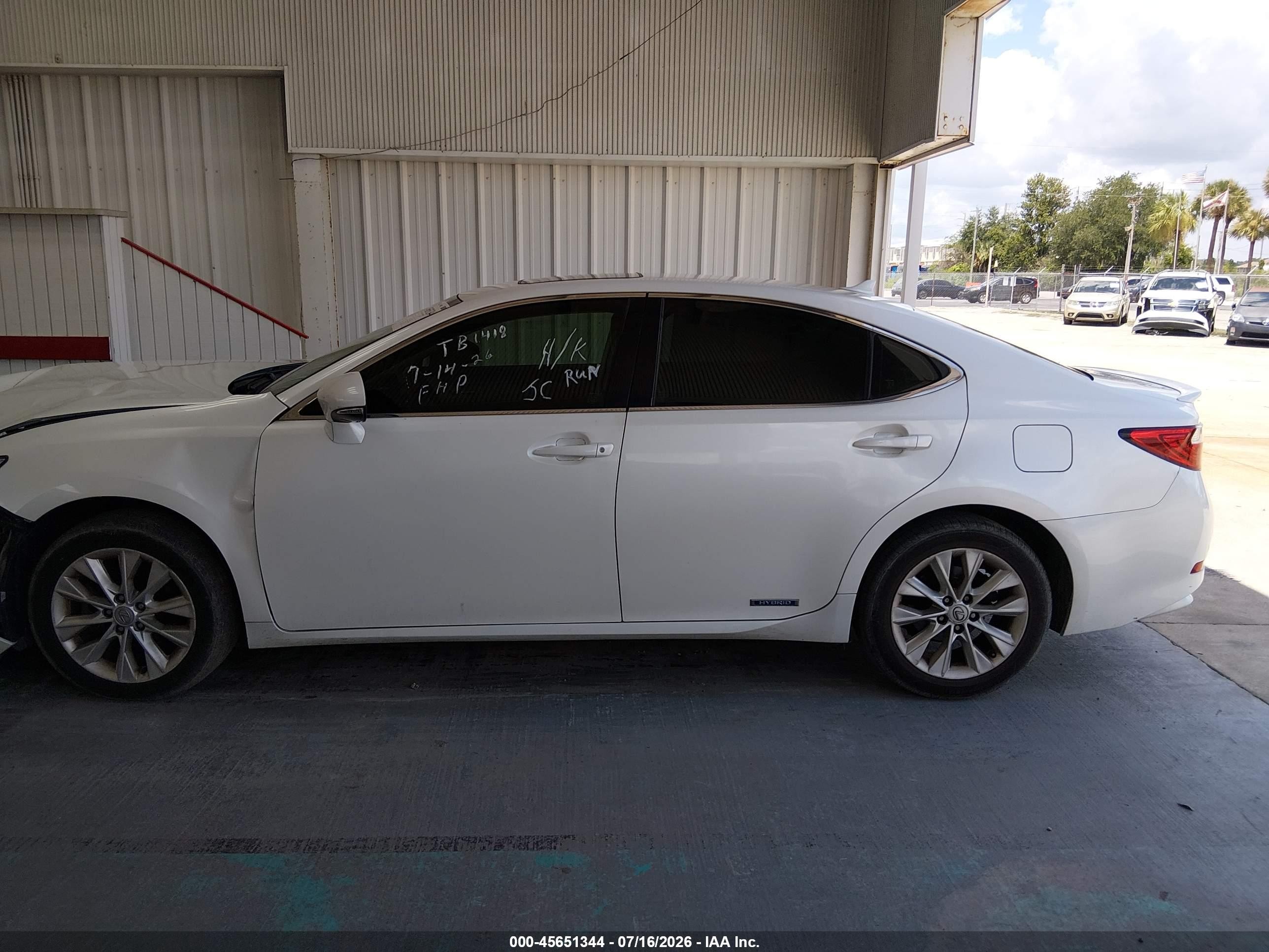2013 Lexus Es 300h   White vin: JTHBW1GG0D2010732