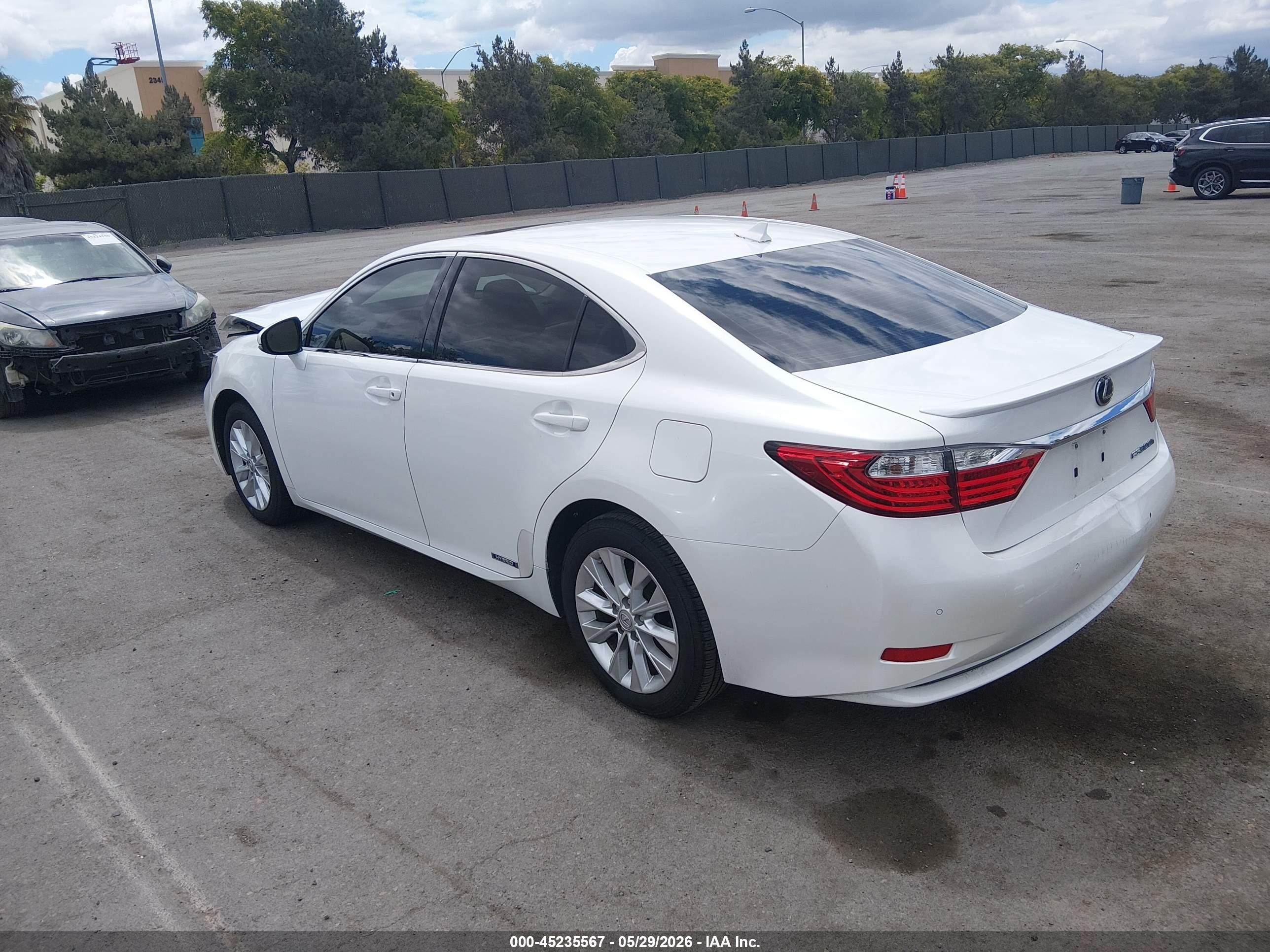 2013 Lexus Es 300h   White vin: JTHBW1GG2D2006438