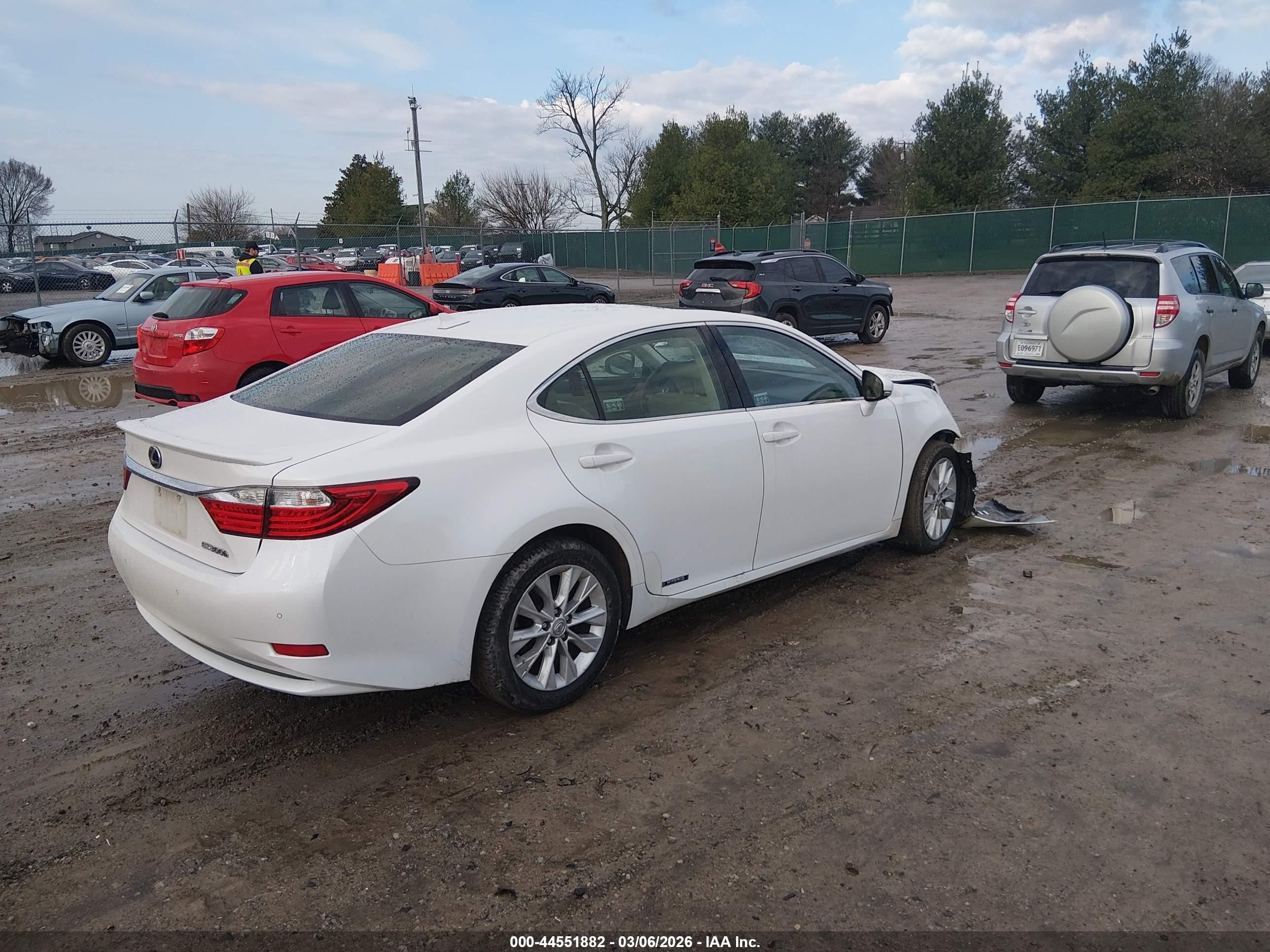 2014 Lexus Es 300h   White vin: JTHBW1GG2E2044706
