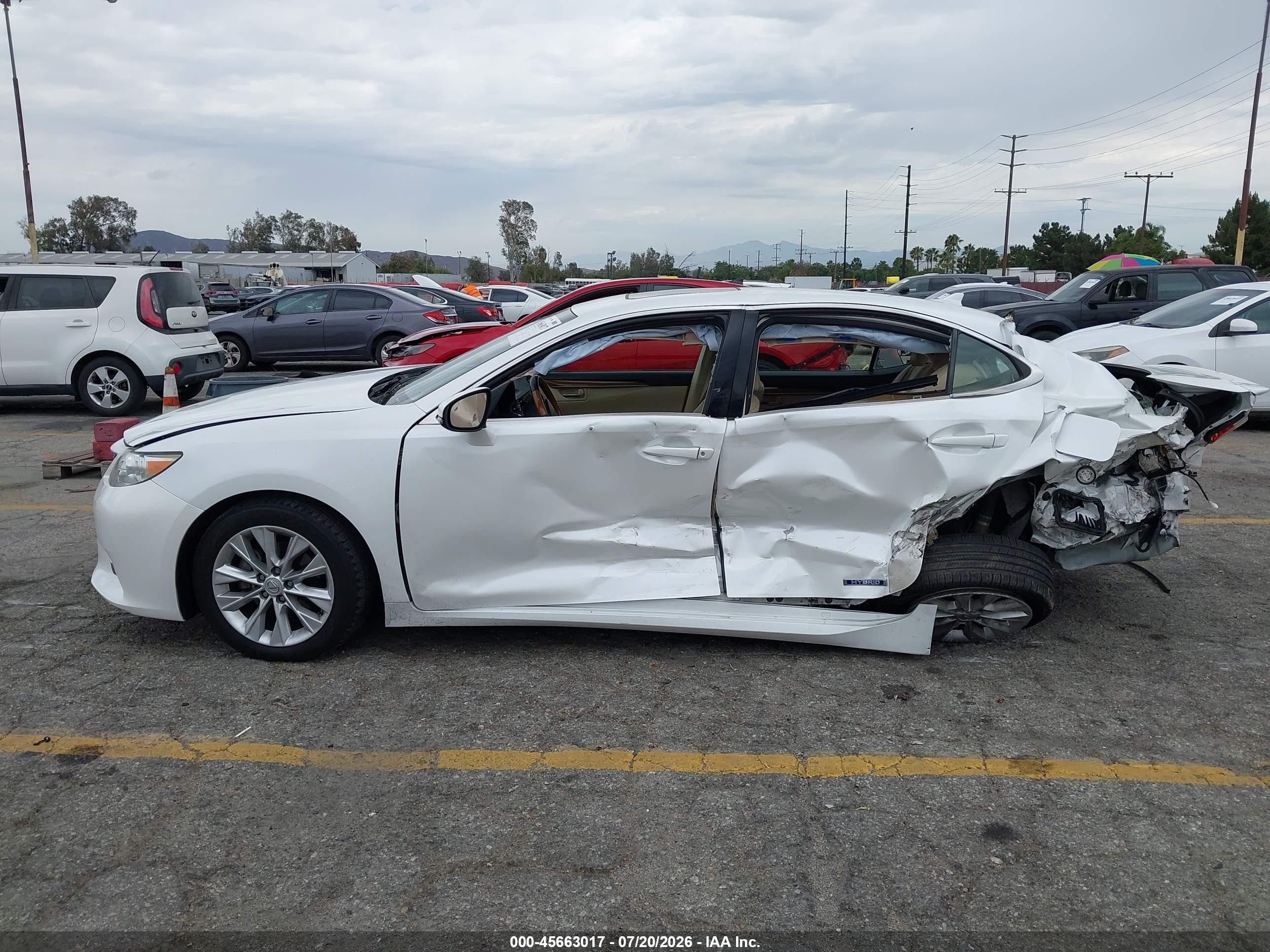 2014 Lexus Es 300h White vin: JTHBW1GG2E2066026