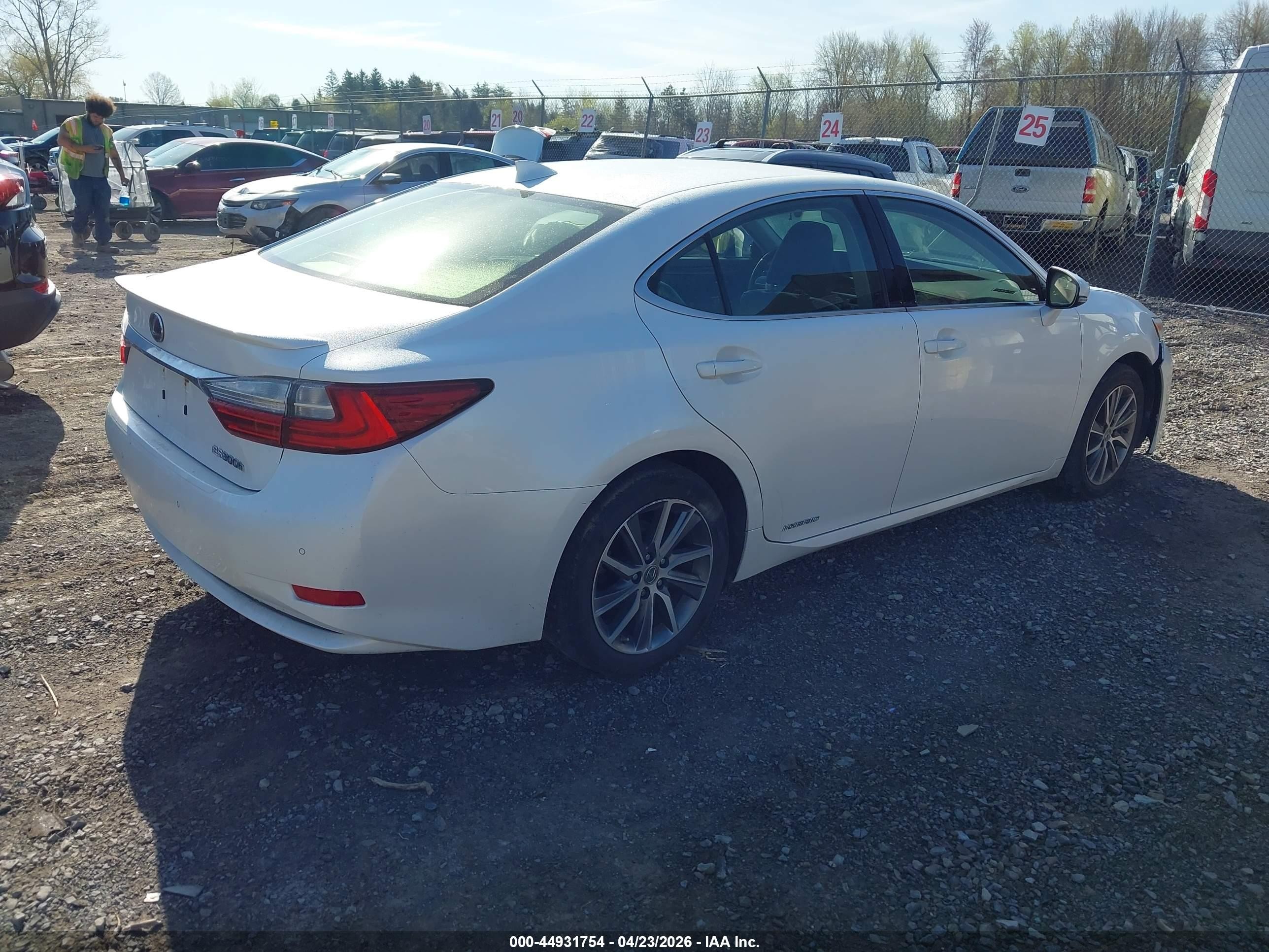 2016 Lexus Es 300h White vin: JTHBW1GG3G2105581